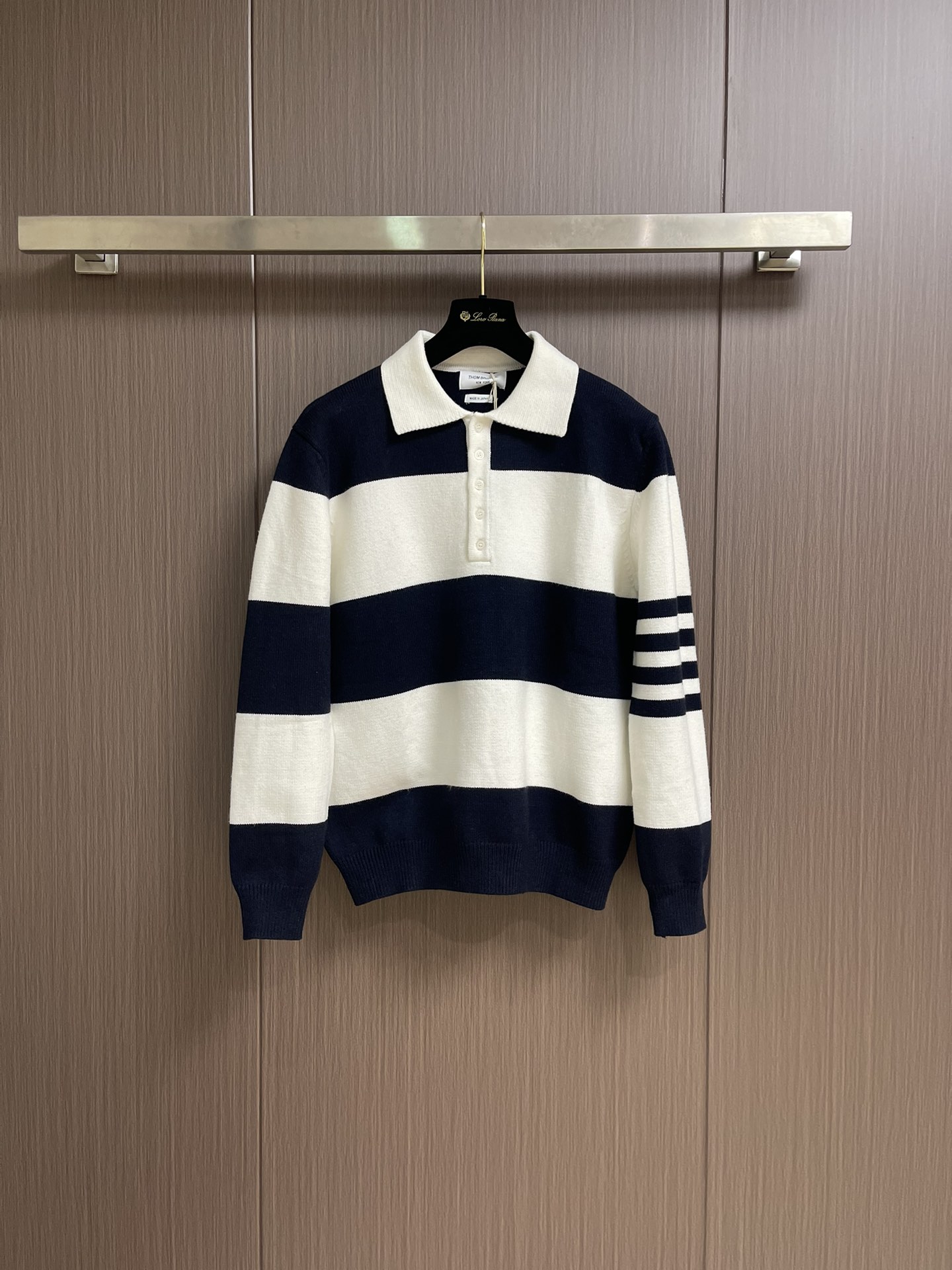 NO:520310,Thom Browne TB new striped knitted OLO shirt, classic style, contrasting color design, four-bar knitted embellishment on sleeves. Four-level and one-air needle method, imported precision knitted, delicate feel. White-edged POLO collar placket 5 buckles, natural shell buckle embellishment, three-color webbing decoration on the back collar. Comfortable upper body, same style for men and women. Size 1-2-3-4-5,,alexander wang19860909Thom Browne TB新款条纹针织OLO衫,经典款,撞色设计,袖子四杠针织点缀.四平一空针法,进口精机编织,手感细腻.白边POLO领门襟5扣,天然贝壳扣点缀,后领三色织带装饰.上身舒适,男女同款.尺码1-2-3-4-5,,alexander wang,Men's clothing