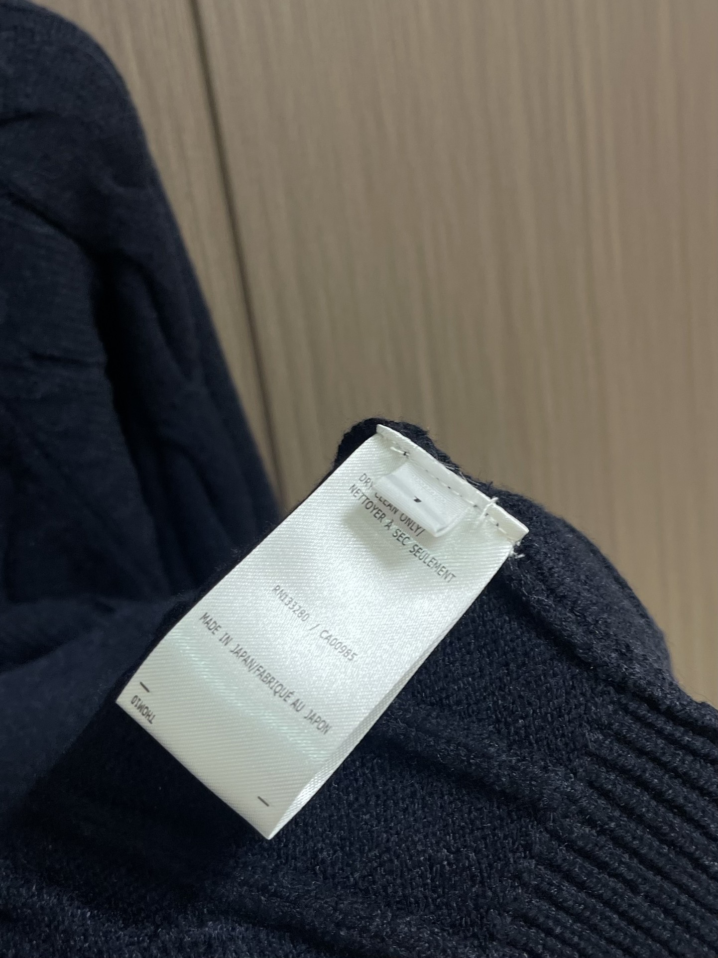 Thom Browne TB新款麻花拉链开衫，采用优质麻花针织面料，精致的编织纹理，袖子经典四条杠设计。