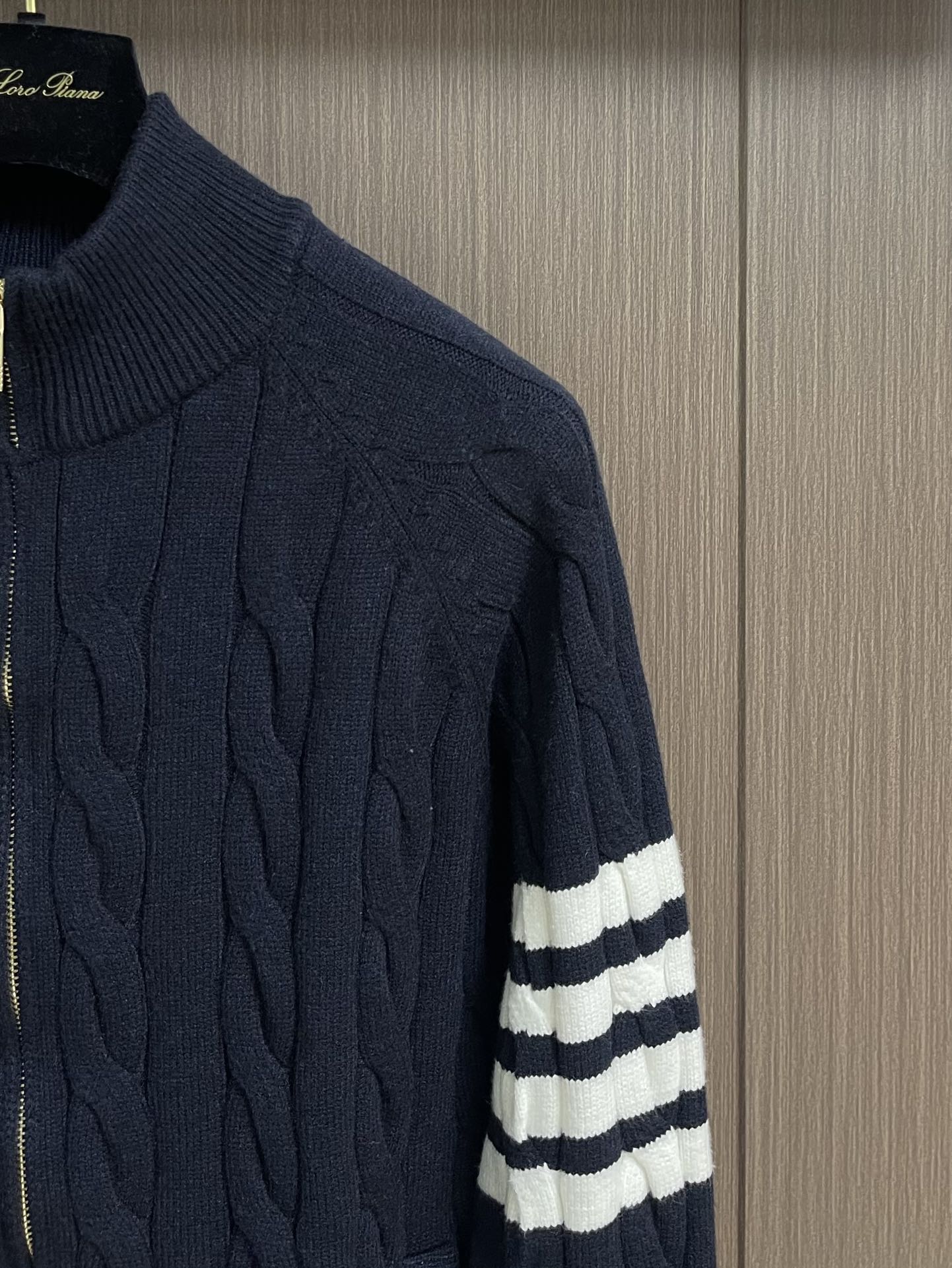 Thom Browne TB新款麻花拉链开衫，采用优质麻花针织面料，精致的编织纹理，袖子经典四条杠设计。