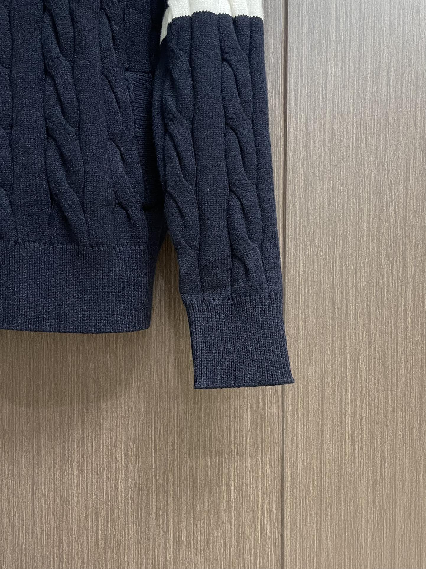 Thom Browne TB新款麻花拉链开衫，采用优质麻花针织面料，精致的编织纹理，袖子经典四条杠设计。