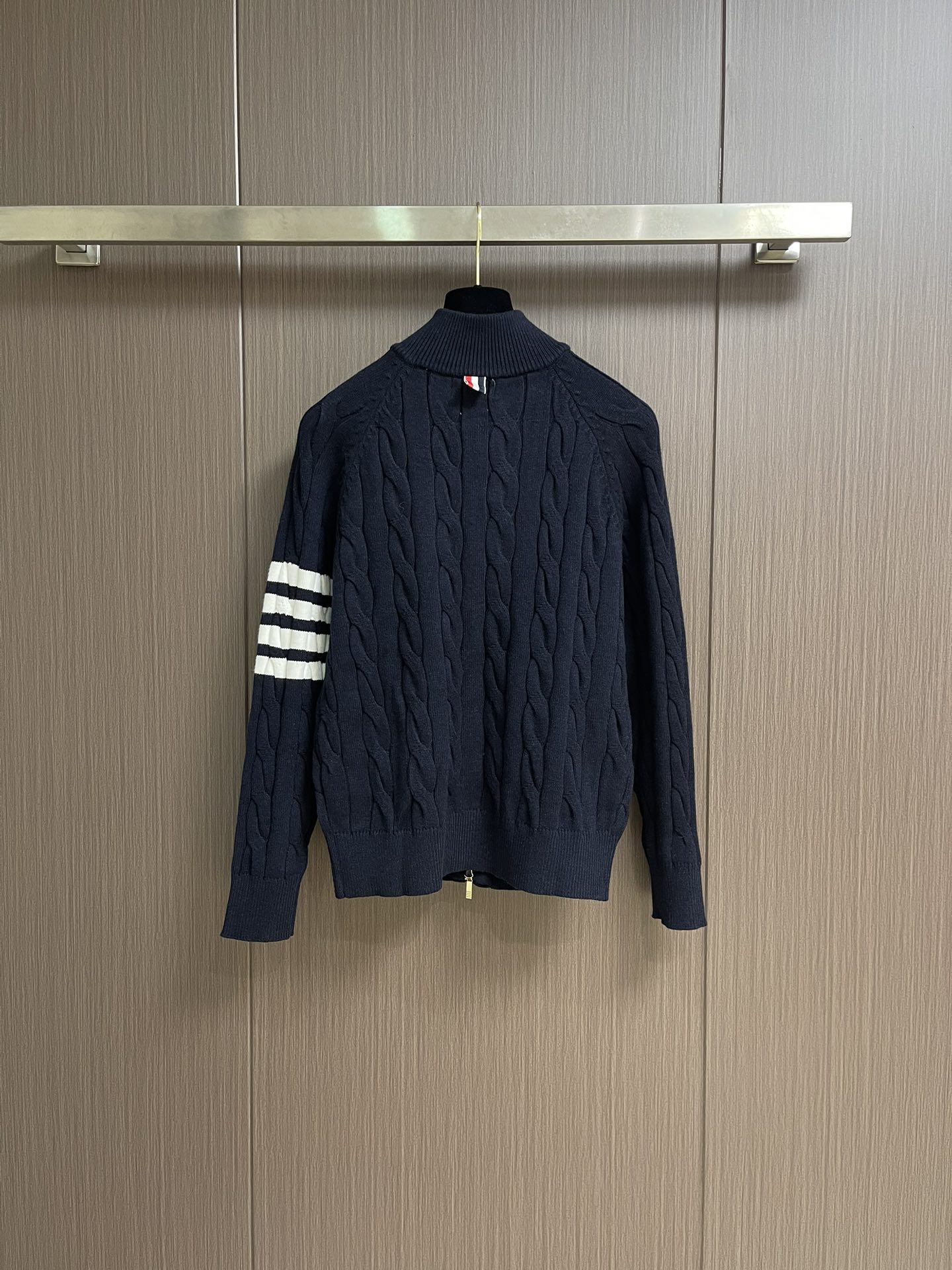 Thom Browne TB新款麻花拉链开衫，采用优质麻花针织面料，精致的编织纹理，袖子经典四条杠设计。