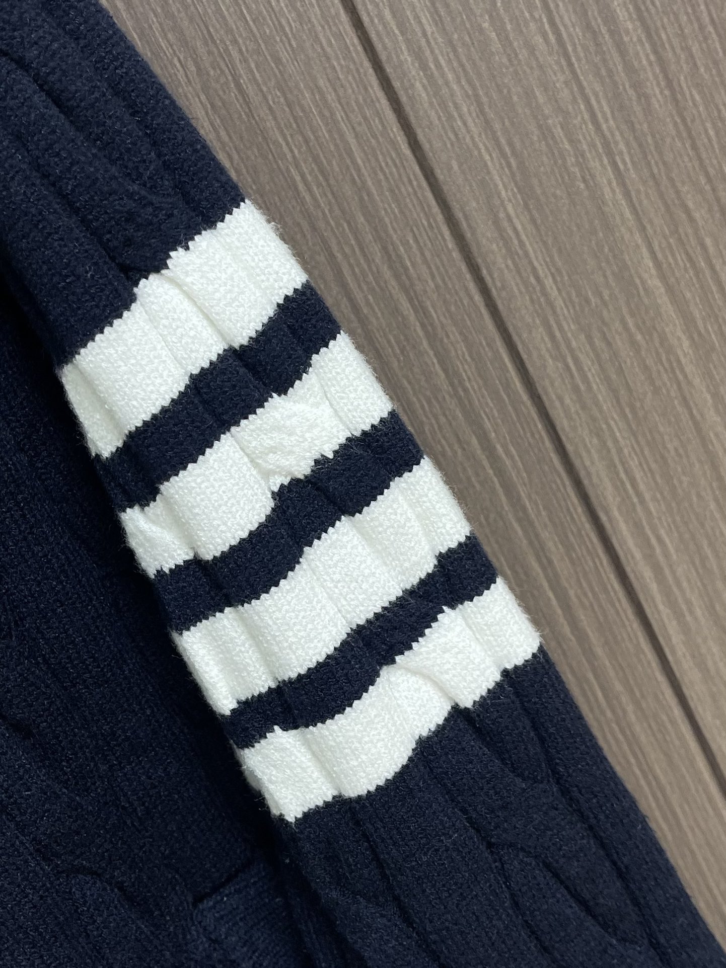 Thom Browne TB新款麻花拉链开衫，采用优质麻花针织面料，精致的编织纹理，袖子经典四条杠设计。