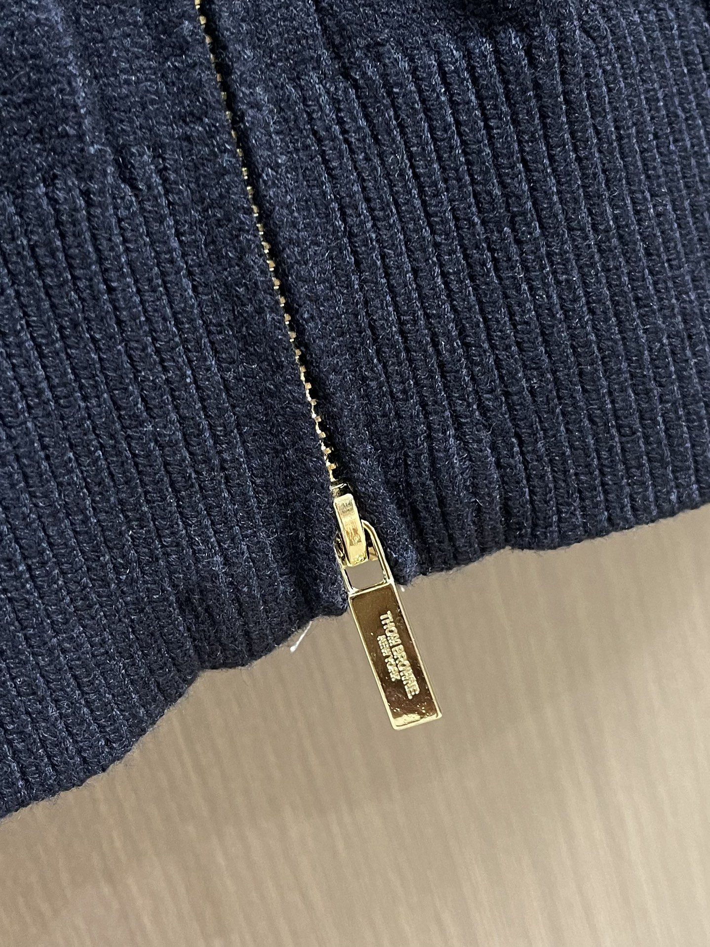 Thom Browne TB新款麻花拉链开衫，采用优质麻花针织面料，精致的编织纹理，袖子经典四条杠设计。