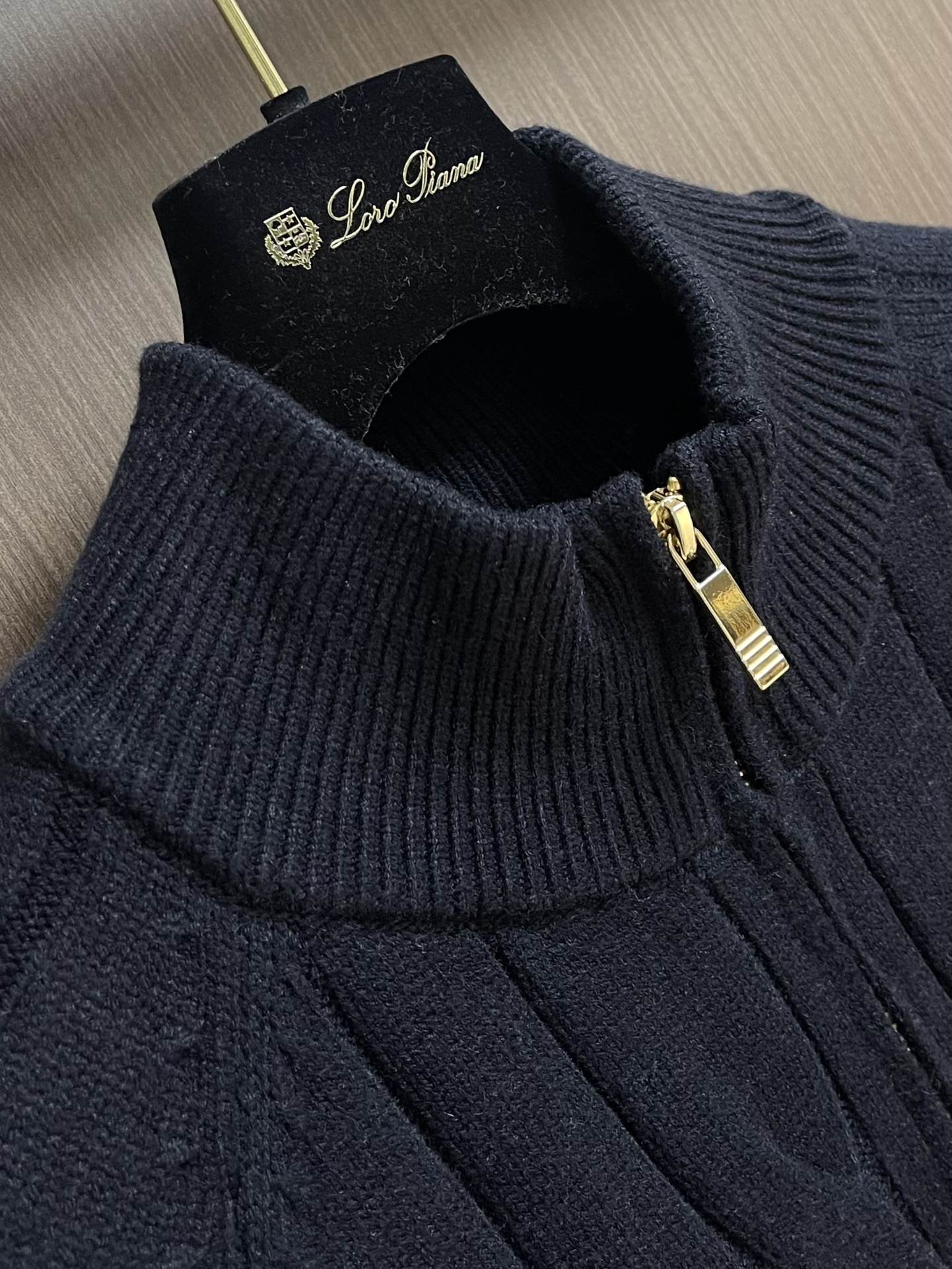 Thom Browne TB新款麻花拉链开衫，采用优质麻花针织面料，精致的编织纹理，袖子经典四条杠设计。