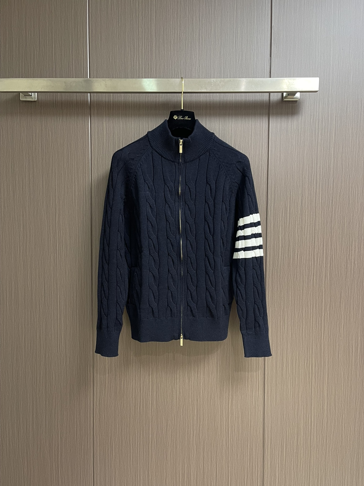 Thom Browne TB新款麻花拉链开衫，采用优质麻花针织面料，精致的编织纹理，袖子经典四条杠设计。