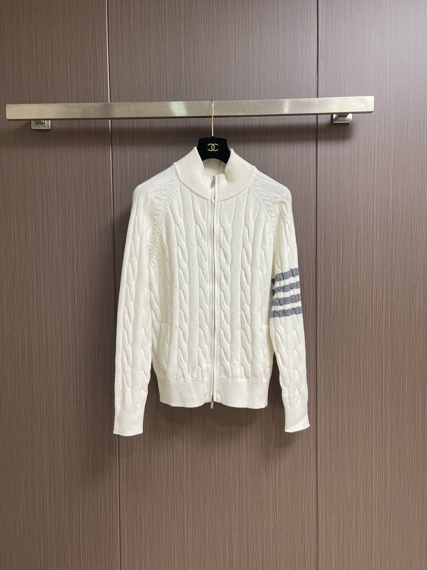 Thom Browne TB新款麻花拉链开衫，采用优质麻花针织面料，精致的编织纹理，袖子经典四条杠设计。