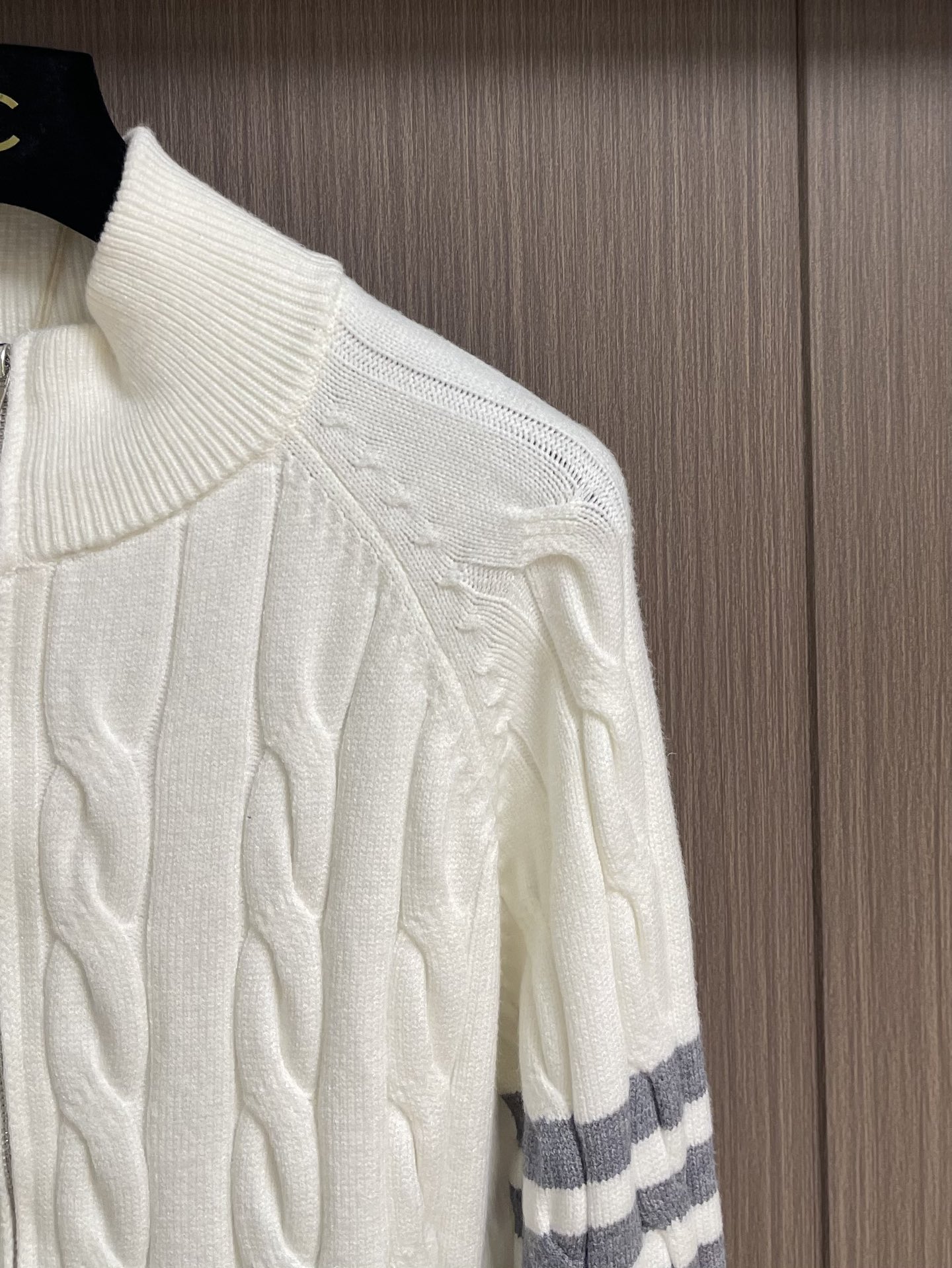 Thom Browne TB新款麻花拉链开衫，采用优质麻花针织面料，精致的编织纹理，袖子经典四条杠设计。