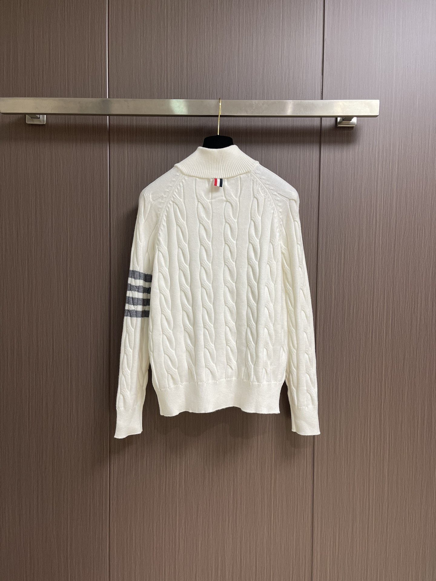 Thom Browne TB新款麻花拉链开衫，采用优质麻花针织面料，精致的编织纹理，袖子经典四条杠设计。