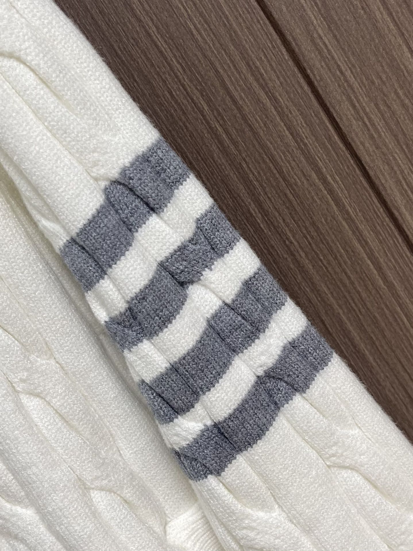 Thom Browne TB新款麻花拉链开衫，采用优质麻花针织面料，精致的编织纹理，袖子经典四条杠设计。