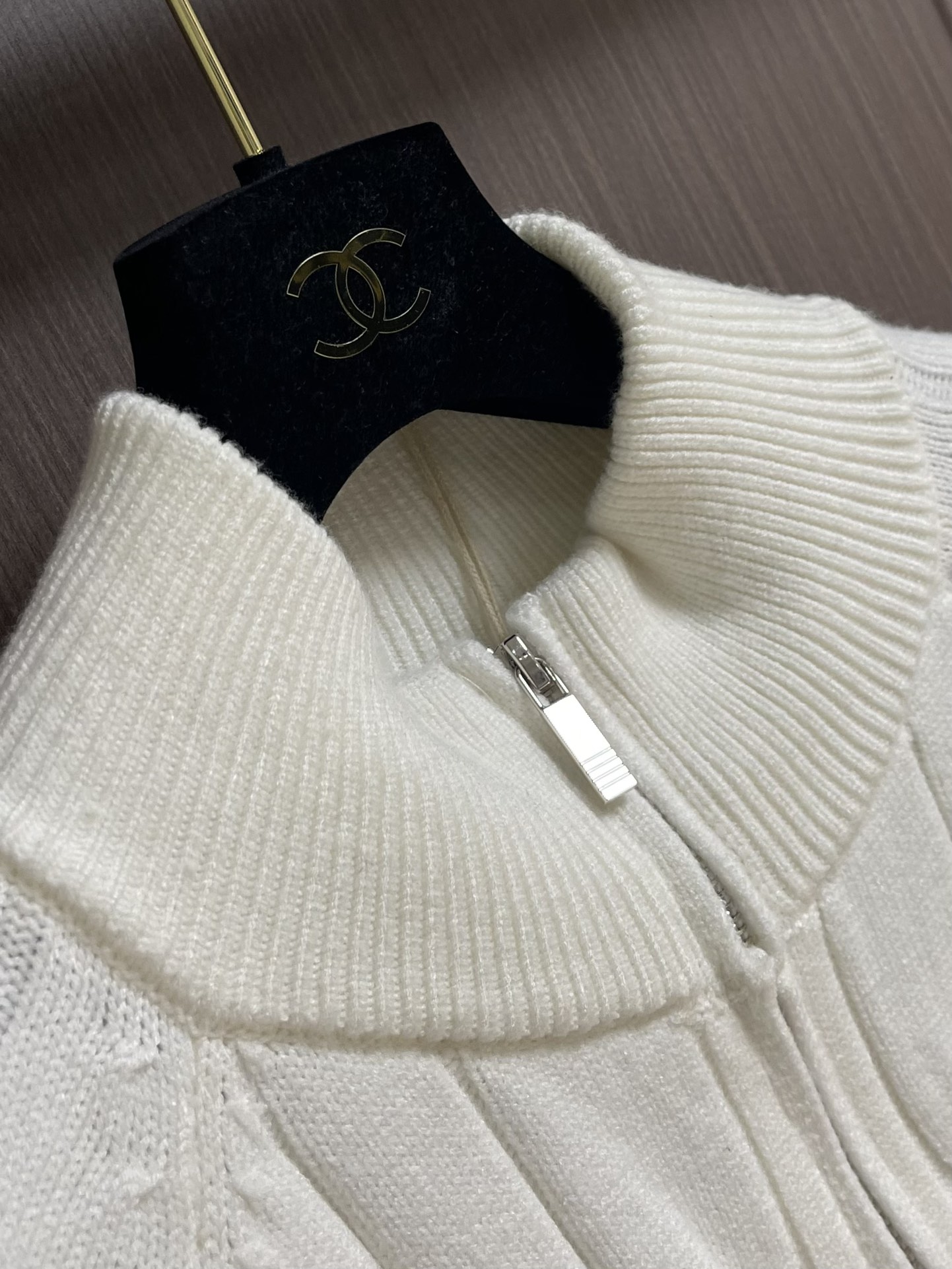 Thom Browne TB新款麻花拉链开衫，采用优质麻花针织面料，精致的编织纹理，袖子经典四条杠设计。