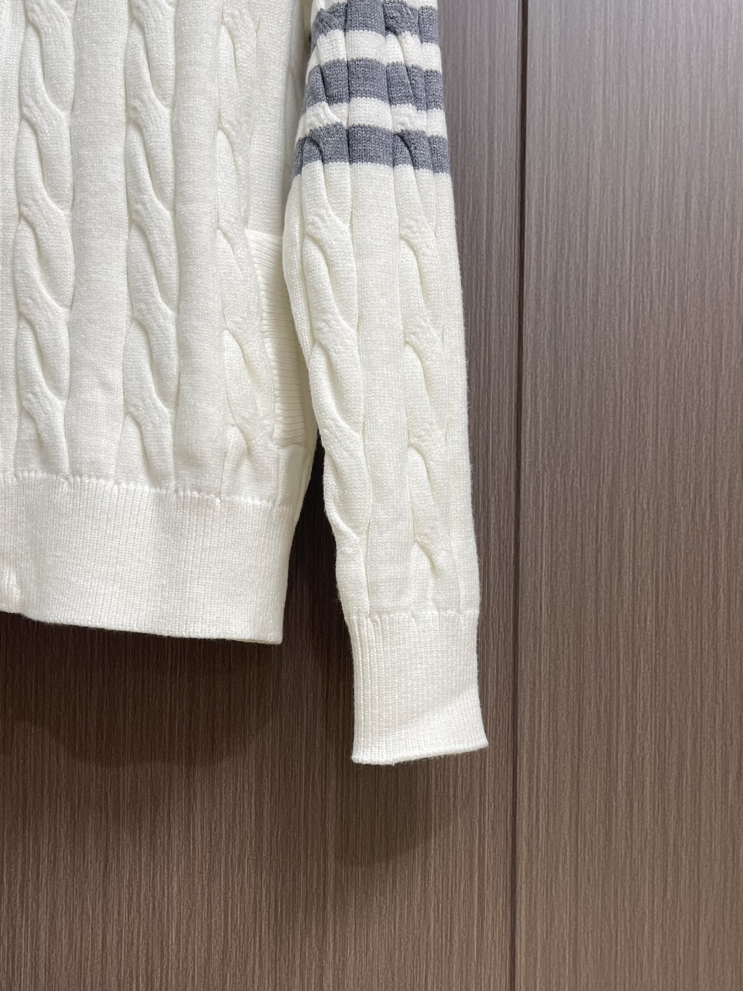 Thom Browne TB新款麻花拉链开衫，采用优质麻花针织面料，精致的编织纹理，袖子经典四条杠设计。