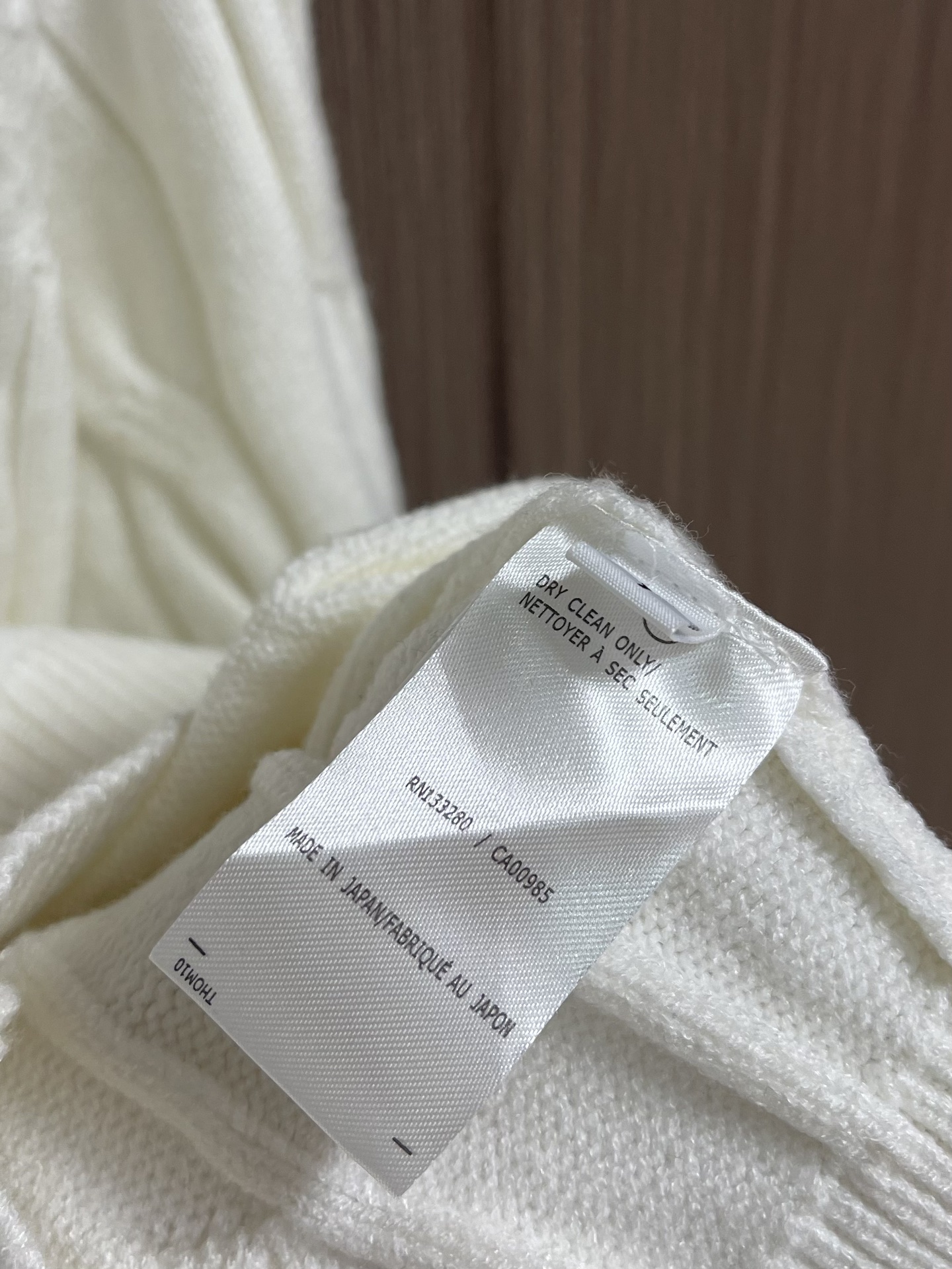 Thom Browne TB新款麻花拉链开衫，采用优质麻花针织面料，精致的编织纹理，袖子经典四条杠设计。