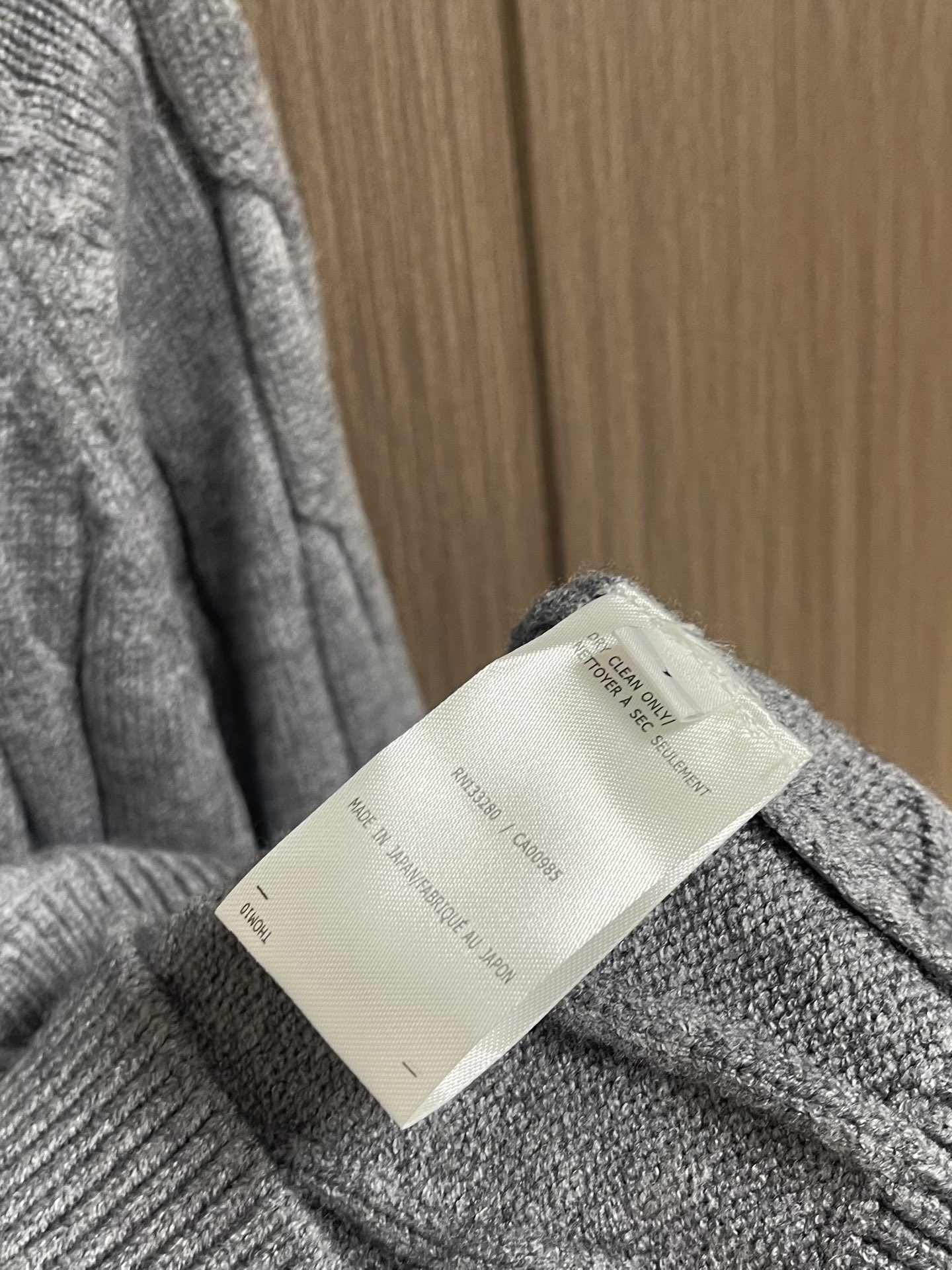 Thom Browne TB新款麻花拉链开衫，采用优质麻花针织面料，精致的编织纹理，袖子经典四条杠设计。