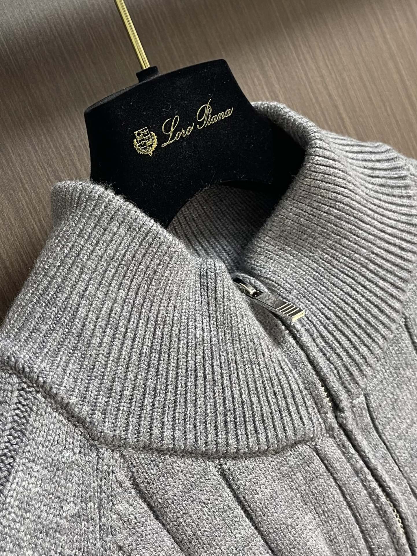 Thom Browne TB新款麻花拉链开衫，采用优质麻花针织面料，精致的编织纹理，袖子经典四条杠设计。