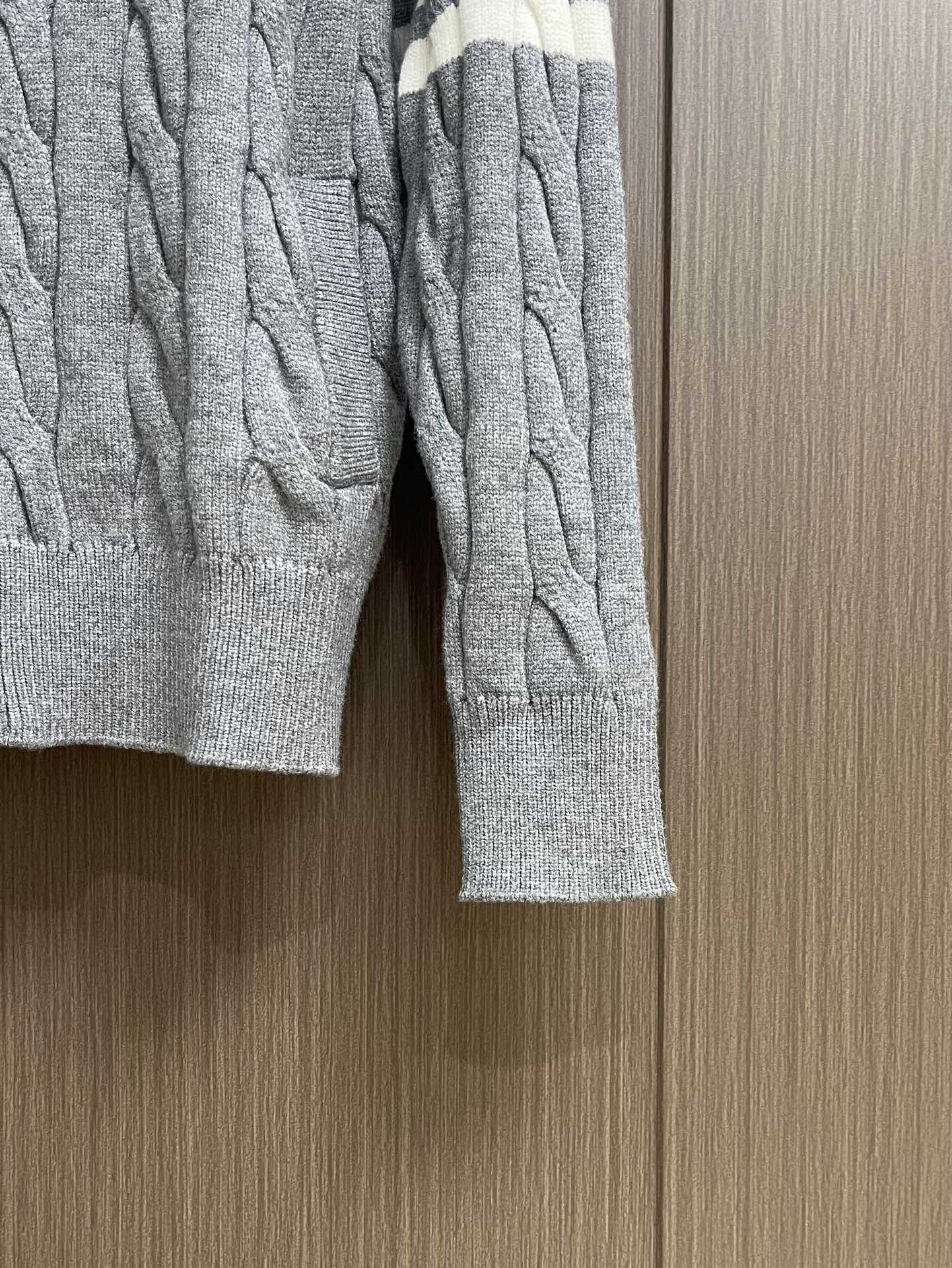 Thom Browne TB新款麻花拉链开衫，采用优质麻花针织面料，精致的编织纹理，袖子经典四条杠设计。