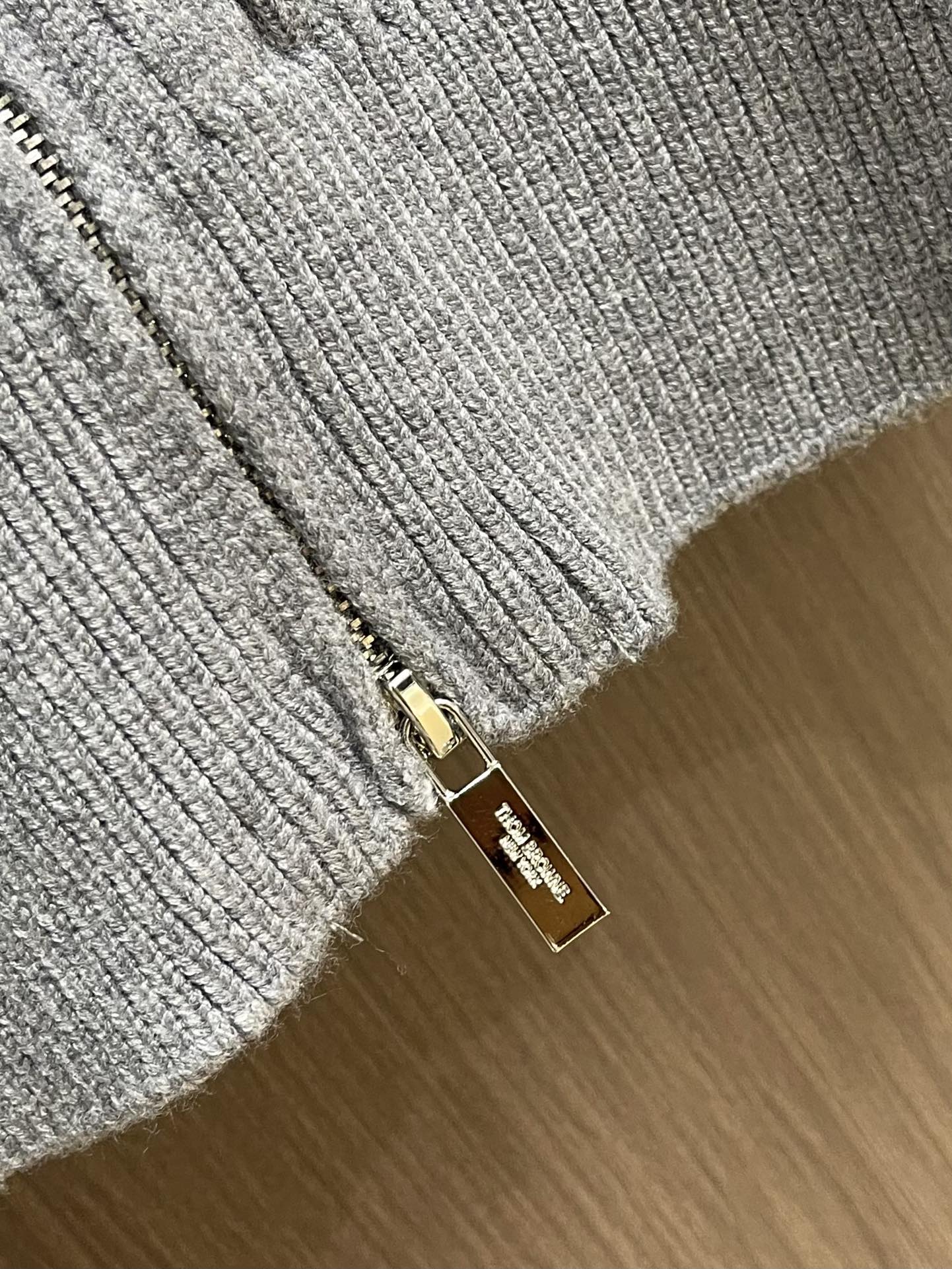 Thom Browne TB新款麻花拉链开衫，采用优质麻花针织面料，精致的编织纹理，袖子经典四条杠设计。