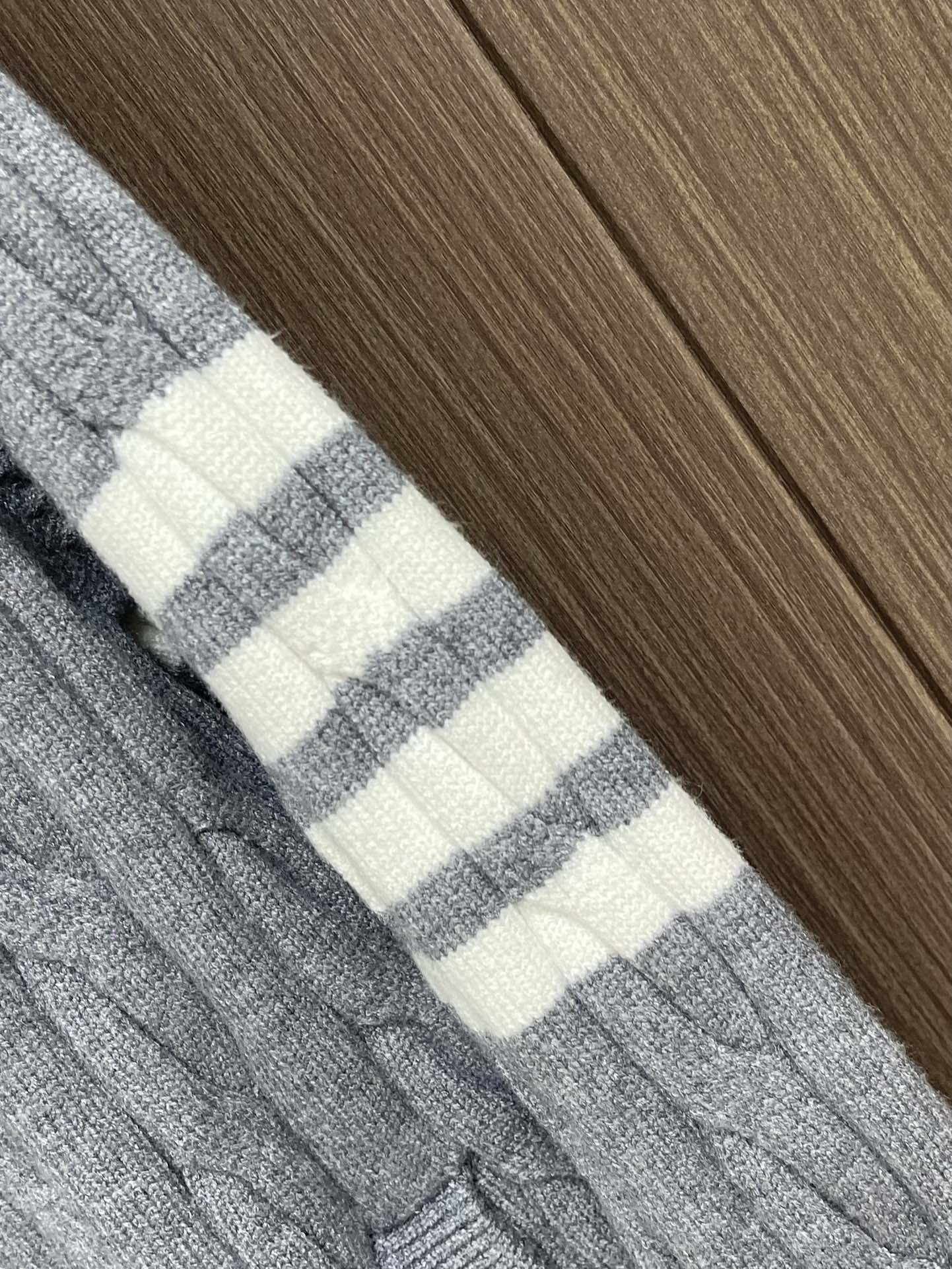 Thom Browne TB新款麻花拉链开衫，采用优质麻花针织面料，精致的编织纹理，袖子经典四条杠设计。