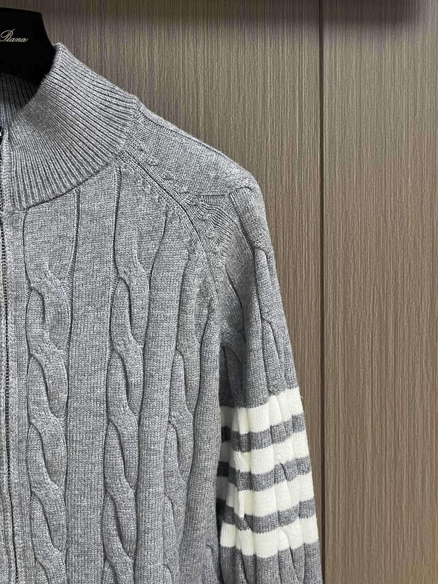 Thom Browne TB新款麻花拉链开衫，采用优质麻花针织面料，精致的编织纹理，袖子经典四条杠设计。