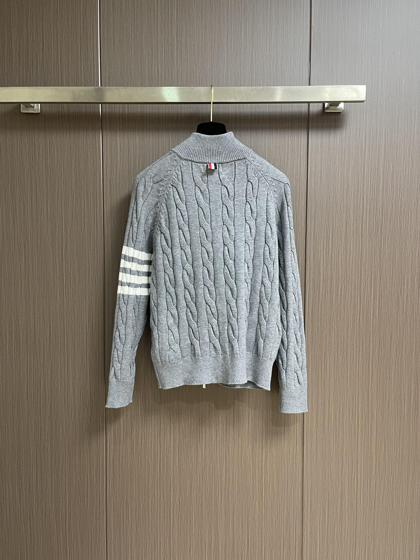 Thom Browne TB新款麻花拉链开衫，采用优质麻花针织面料，精致的编织纹理，袖子经典四条杠设计。