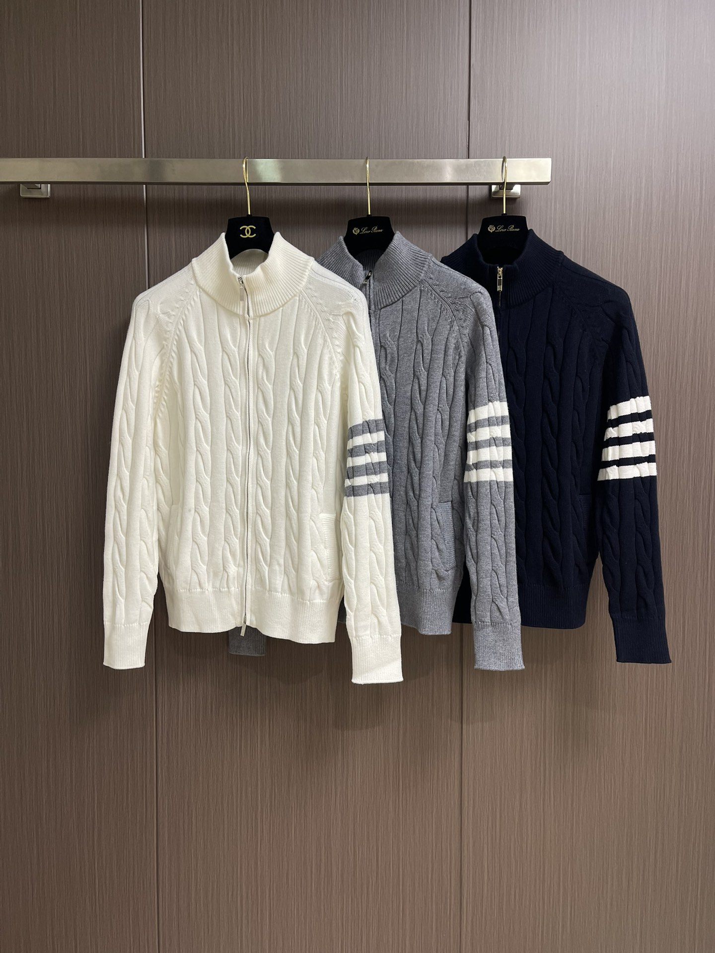 Thom Browne TB新款麻花拉链开衫，采用优质麻花针织面料，精致的编织纹理，袖子经典四条杠设计。