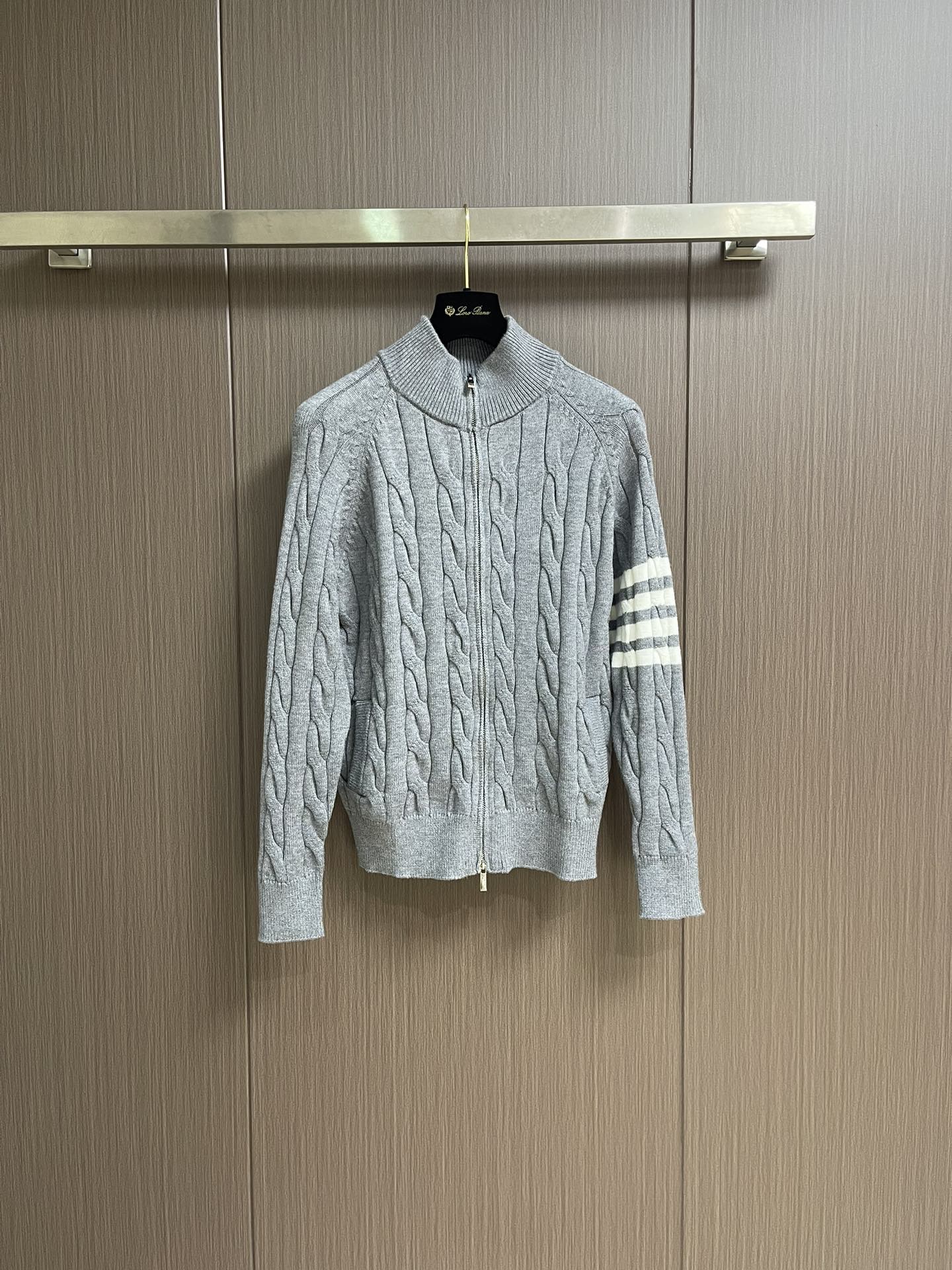 NO:522688,Thom Browne TB new twist zipper cardigan, made of high-quality twist knitted fabric, exquisite knitted texture, classic four-bar design on sleeves. Double zippers are easy to open and close, and the stand-up collar design is warm and comfortable. The fabric is highly elastic and fits it tightly. The same style for men and women. Size 1-2-3-4,,alexander wang19860909Thom Browne TB新款麻花拉链开衫,采用优质麻花针织面料,精致的编织纹理,袖子经典四条杠设计.双拉链开合方便,立领设计保暖舒适.面料高弹力,穿着贴身不扎.男女同款.尺码1-2-3-4,,alexander wang,Men's clothing