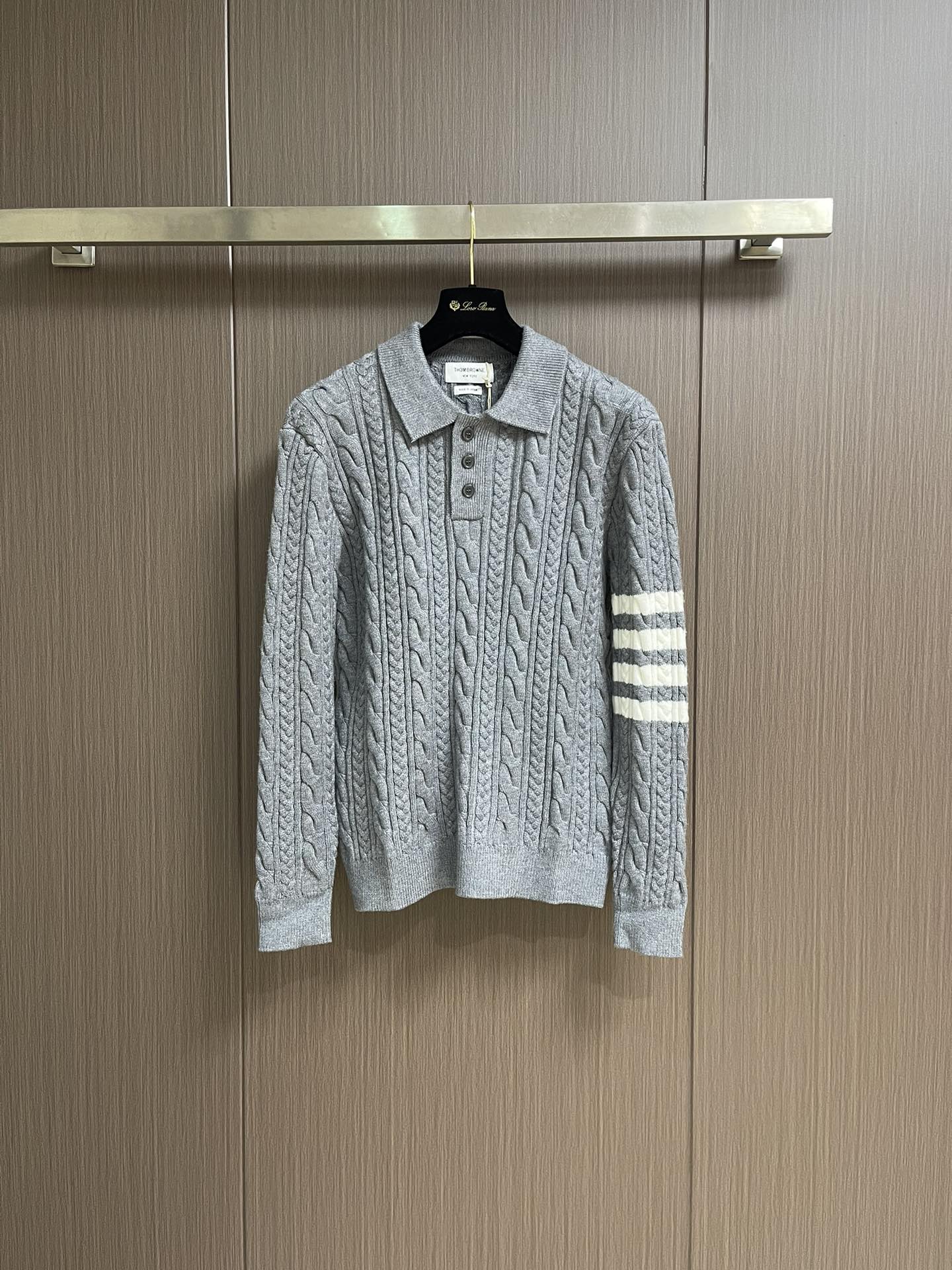 NO:520306,Thom Browne TB new four-bar thick needle twist knit POLO, tight needles and four-bar sleeves knitted, buttons are made of natural shell mouth, slim fit and loose, comfortable and breathable, same style for men and women. Size 1-2-3-4,,alexander wang19860909Thom Browne TB新款四杠粗针麻花针织POLO,针路紧密 袖子四条杠针织而成 扣子采用天然贝壳口 版型可修身可宽松 舒适透气男女同款.尺码1-2-3-4,,alexander wang,Men's clothing