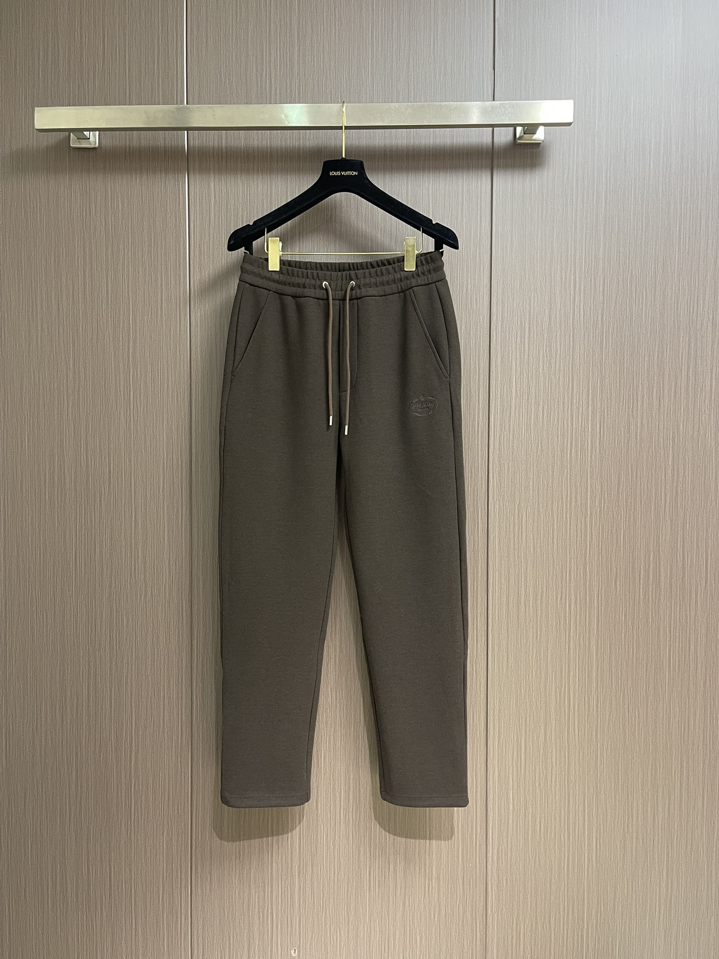 NO:520319,Prada 2025ss early autumn new casual sleeves custom-made original fabric hardware. Classic triangle logo, fashionable and slim pants, slim and stylish, and super comfortable on the upper body!  Thin and soft, versatile and not picky!  Size M-3XL, prada, alexander wang19860909Prada 2025ss早秋新款休闲卫裤 定制原版面料五金.经典三角标,时髦显瘦于一体的裤子,修身有型,上身超级舒适！轻薄柔软,百搭又不挑人！尺码M-3XL,,prada,alexander wang,Men's clothing