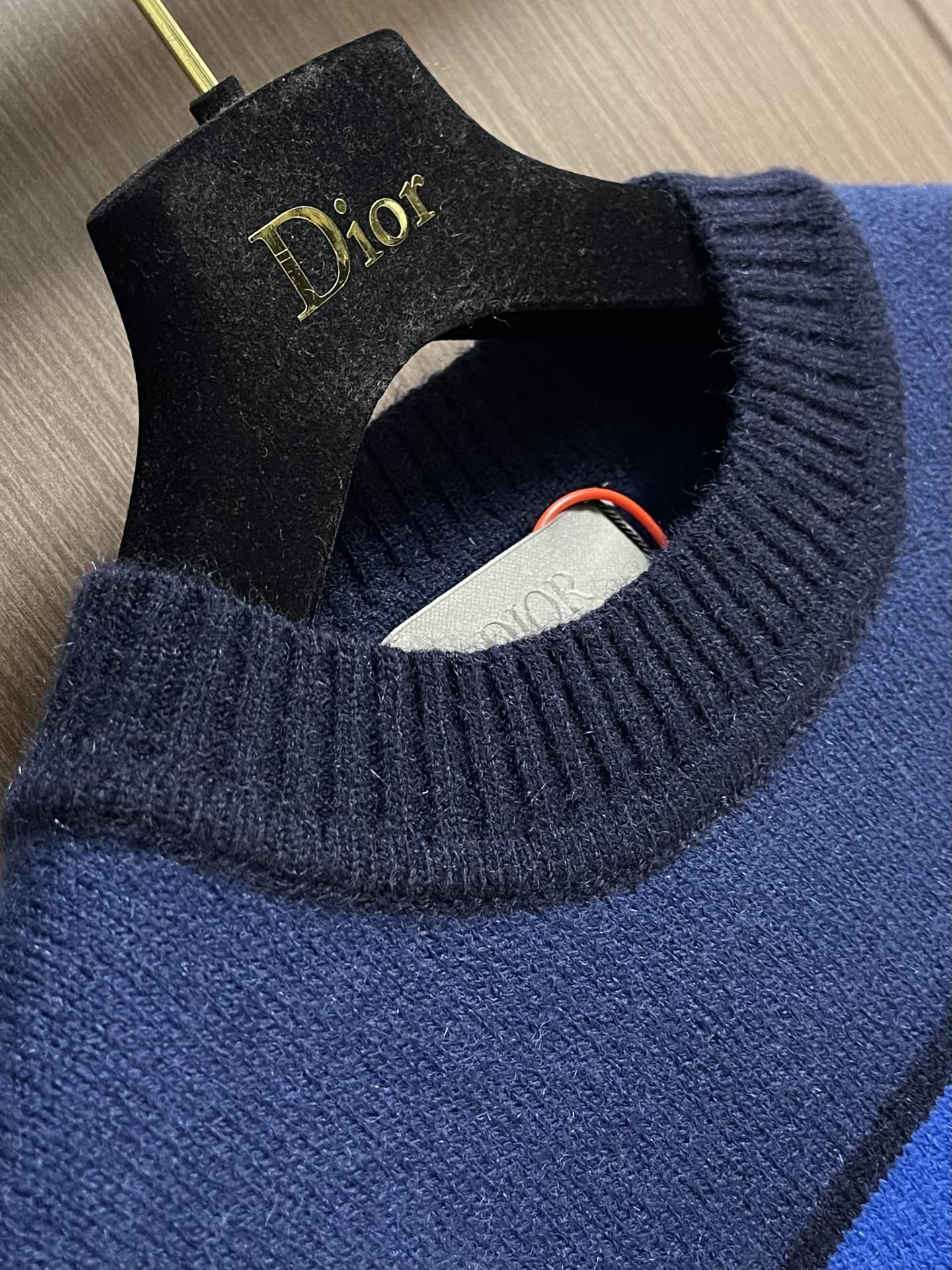 Dior Diamond补丁拼色毛衣，定织蓝韵山羊绒棉混纺料 细腻柔软 质感挺括 舒适贴肤 以蓝韵为灵感