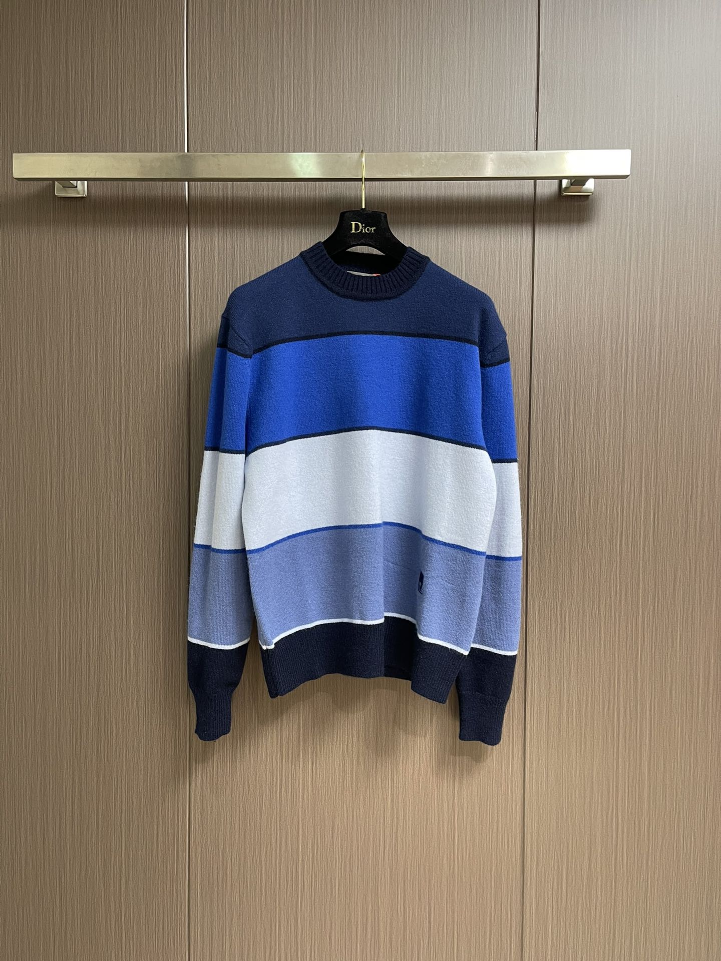 NO:522692,Dior Diamond patch color-blocking sweater, fixed-woven blue rhyme cashmere cotton blend, delicate and soft, crisp texture, comfortable skin, inspired by blue rhyme, exquisite intertwined with multiple blue layers, like the color plate carefully matched by painters, each touch of blue contains unique emotions and charm. Dior Diamond patch is inlaid on the sweater, with simple and tense lines outlines the classic logo of the Dior brand. Every strand of fiber contains luxury and nobility. An unparalleled visual prosperity. Unlocks a new trend of fashion, organized by imported German machines. Precisely control the arrangement and intertwining of yarns. Carefully intertwined on the loom to form a color-blocking silhouette, using imported machines embroidery technology. Use advanced computer control systems and precise mechanical components to achieve Dior patch embroidery operations. High precision  The lines are smooth and delicate, and the process of deodorizing washing water plus soft deodorization is deeply cleaned and deodorized by professional washing equipment and specific detergents to improve the feel and appearance of the clothes. Size S-XL, dior, sweaters, alexander wang19860909Dior Diamond补丁拼色毛衣,定织蓝韵山羊绒棉混纺料 细腻柔软 质感挺括 舒适贴肤 以蓝韵为灵感源泉 多种蓝色层次精妙交织 如同画家精心调配的色板 每一抹蓝都蕴含着独特的情感与韵味 Dior Diamond补丁镶嵌在毛衣之上 以简洁而富有张力的线条 勾勒出Dior品牌的经典标识 每一缕纤维都蕴藏着奢华与高贵 一场无与伦比的视觉盛 解锁时尚新境,德国进口机提花组织而成 精确地控制纱线的排列和交织方式 在织机上精心交织 形成拼色廓形,采用进口机刺绣工艺 使用先进的计算机控制系统和精密的机械部件 实现Dior 补丁刺绣作业 精度高 线条流畅而细腻,成衣洗水加软去味工艺 通过专业的洗涤设备和特定的洗涤剂 对衣物进行深度清洁和去味处理 改善衣物的手感和外观.尺码S-XL,,dior,sweaters,alexander wang,Men's clothing