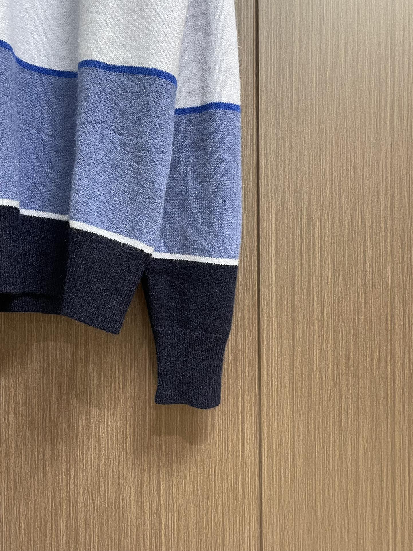 Dior Diamond补丁拼色毛衣，定织蓝韵山羊绒棉混纺料 细腻柔软 质感挺括 舒适贴肤 以蓝韵为灵感