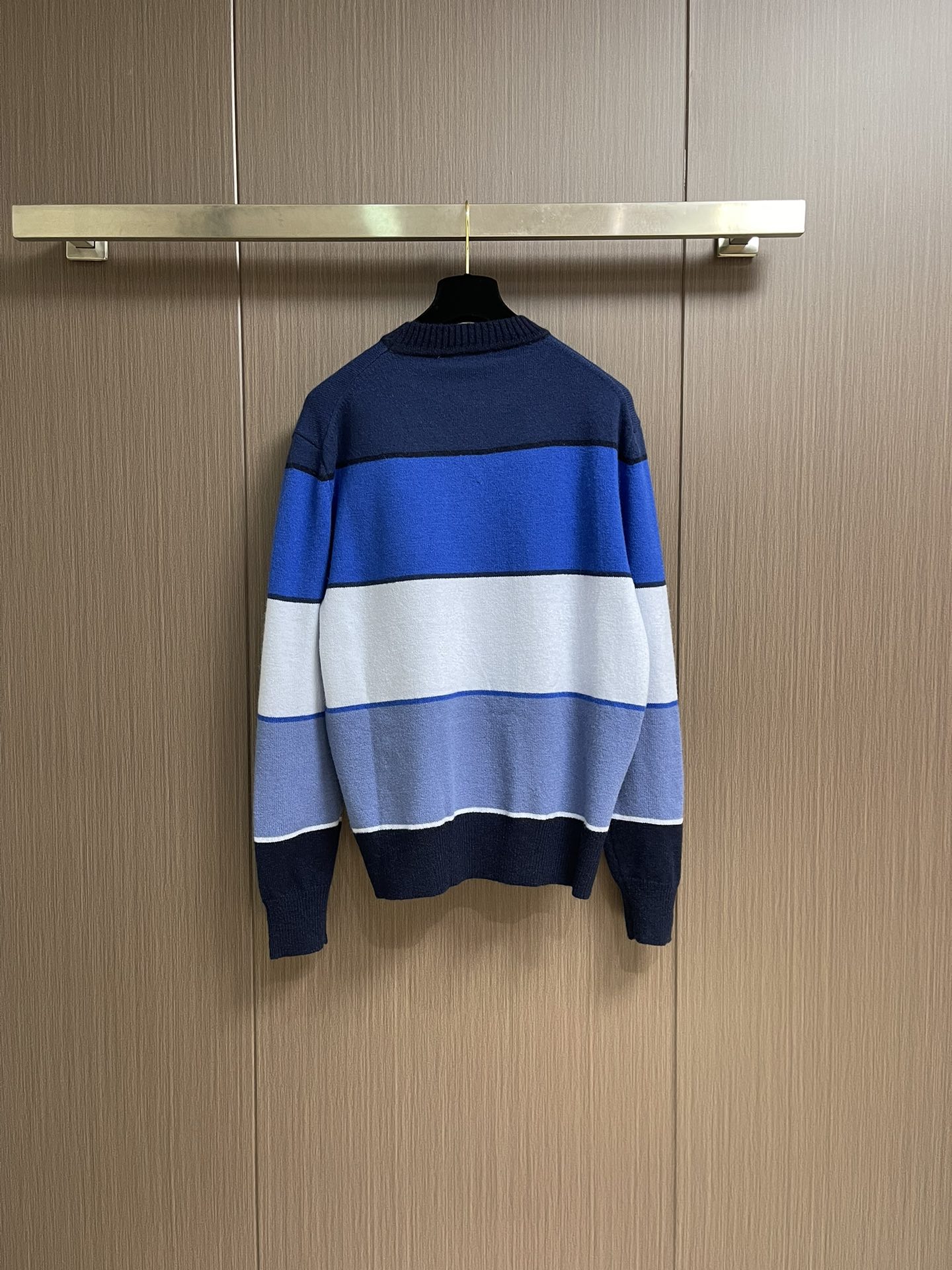 Dior Diamond补丁拼色毛衣，定织蓝韵山羊绒棉混纺料 细腻柔软 质感挺括 舒适贴肤 以蓝韵为灵感