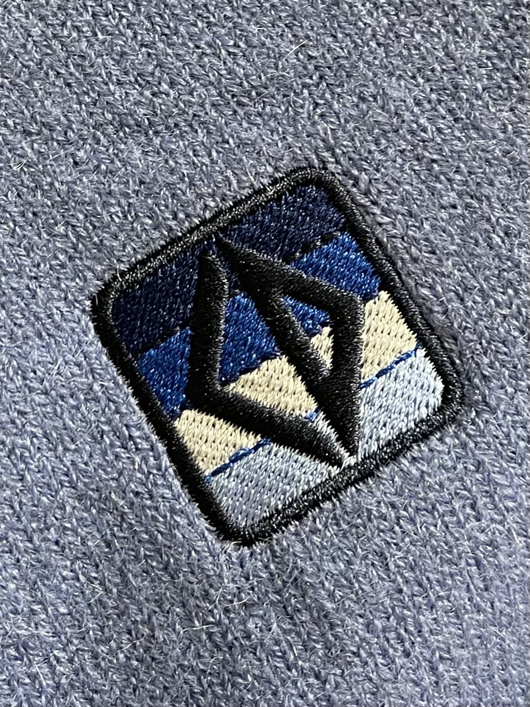 Dior Diamond补丁拼色毛衣，定织蓝韵山羊绒棉混纺料 细腻柔软 质感挺括 舒适贴肤 以蓝韵为灵感