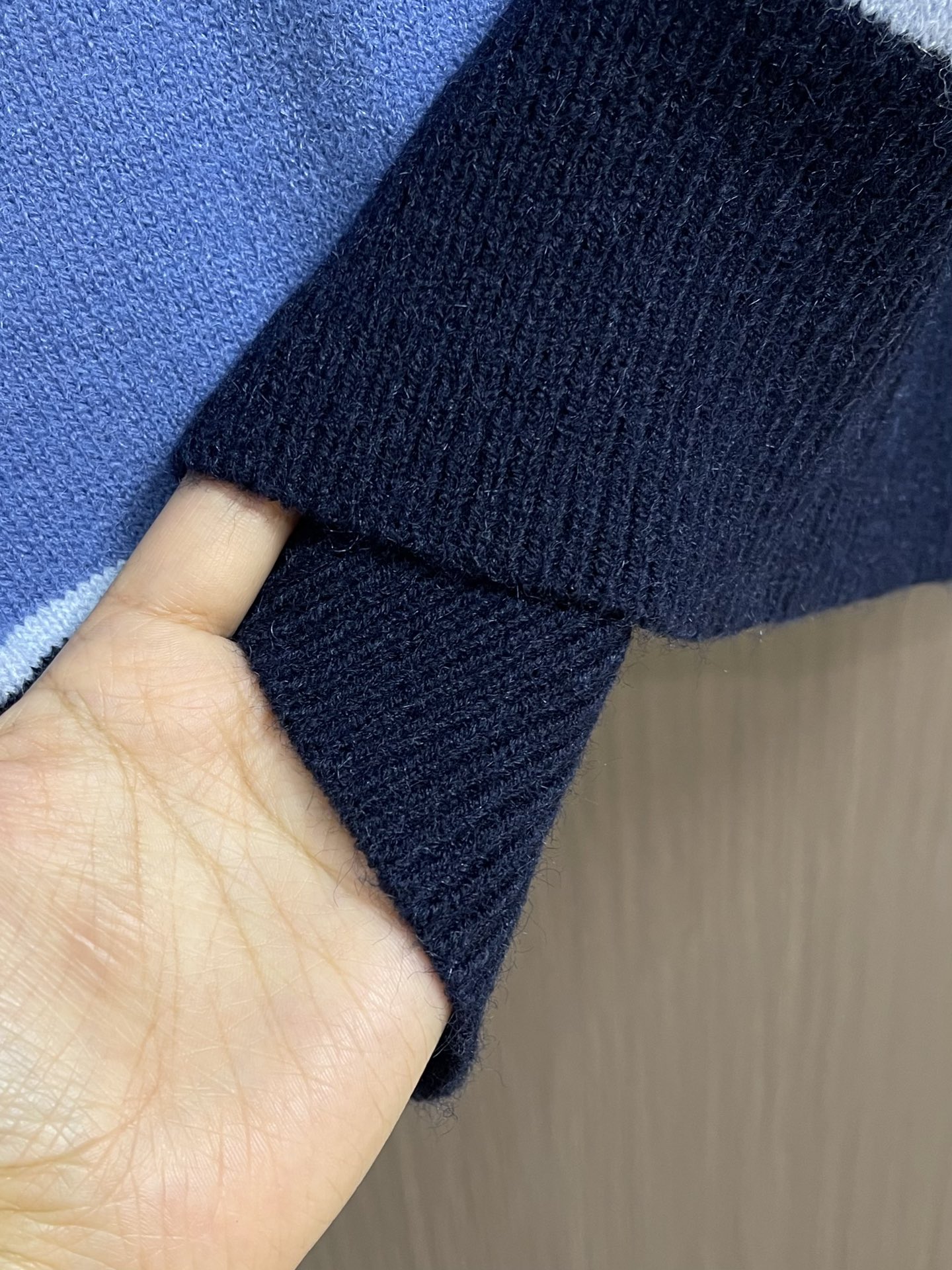 Dior Diamond补丁拼色毛衣，定织蓝韵山羊绒棉混纺料 细腻柔软 质感挺括 舒适贴肤 以蓝韵为灵感