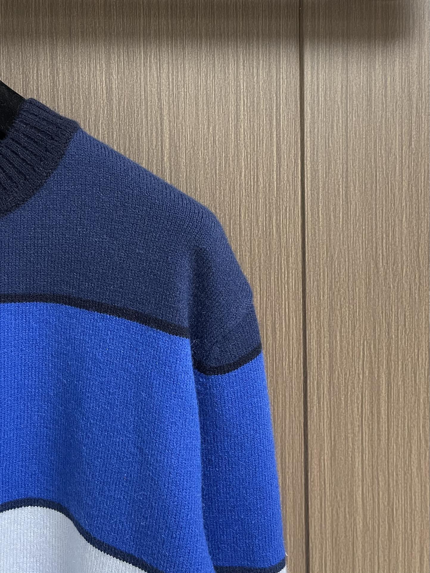 Dior Diamond补丁拼色毛衣，定织蓝韵山羊绒棉混纺料 细腻柔软 质感挺括 舒适贴肤 以蓝韵为灵感