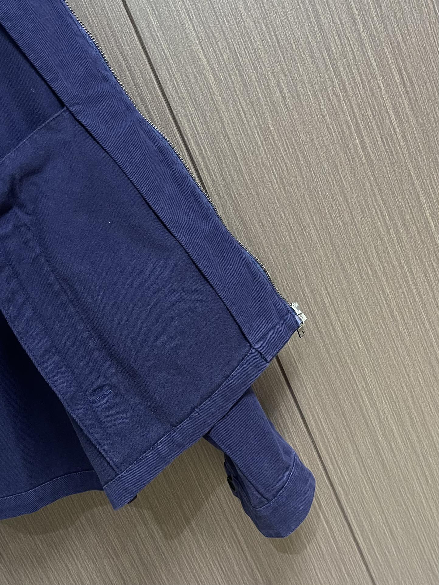 Prada 三角标做旧牛仔夹克，定制纳米品蓝精纺牛仔布 质感上乘柔软坚韧舒适贴肤以品蓝色为底色 高贵而优