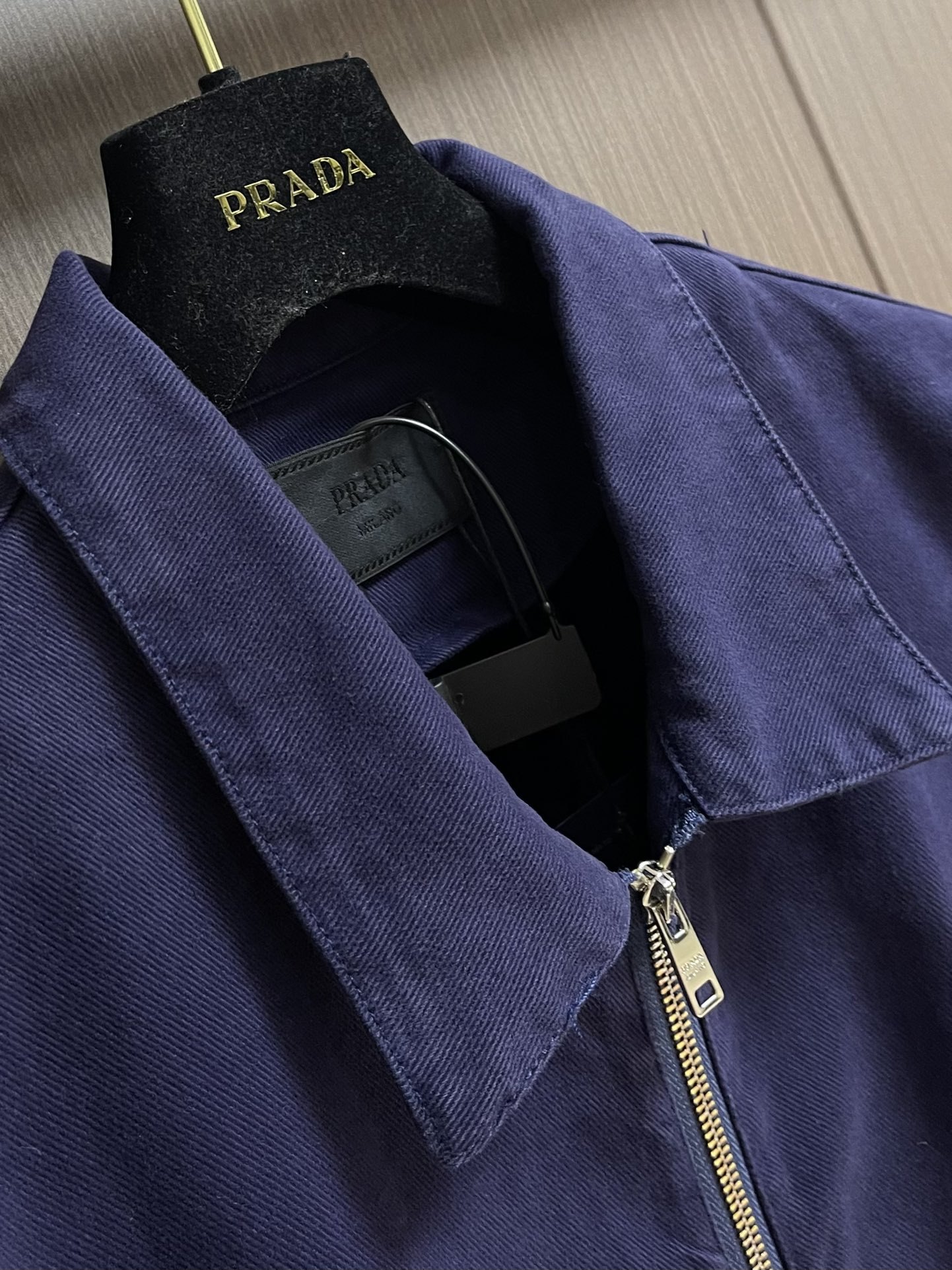 Prada 三角标做旧牛仔夹克，定制纳米品蓝精纺牛仔布 质感上乘柔软坚韧舒适贴肤以品蓝色为底色 高贵而优