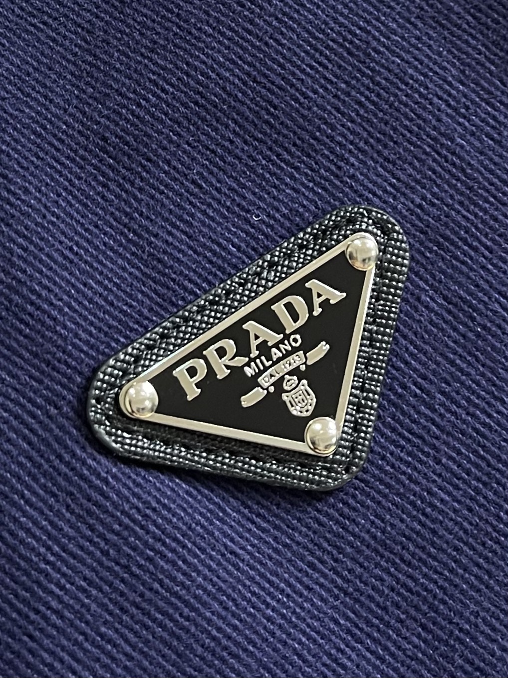 Prada 三角标做旧牛仔夹克，定制纳米品蓝精纺牛仔布 质感上乘柔软坚韧舒适贴肤以品蓝色为底色 高贵而优