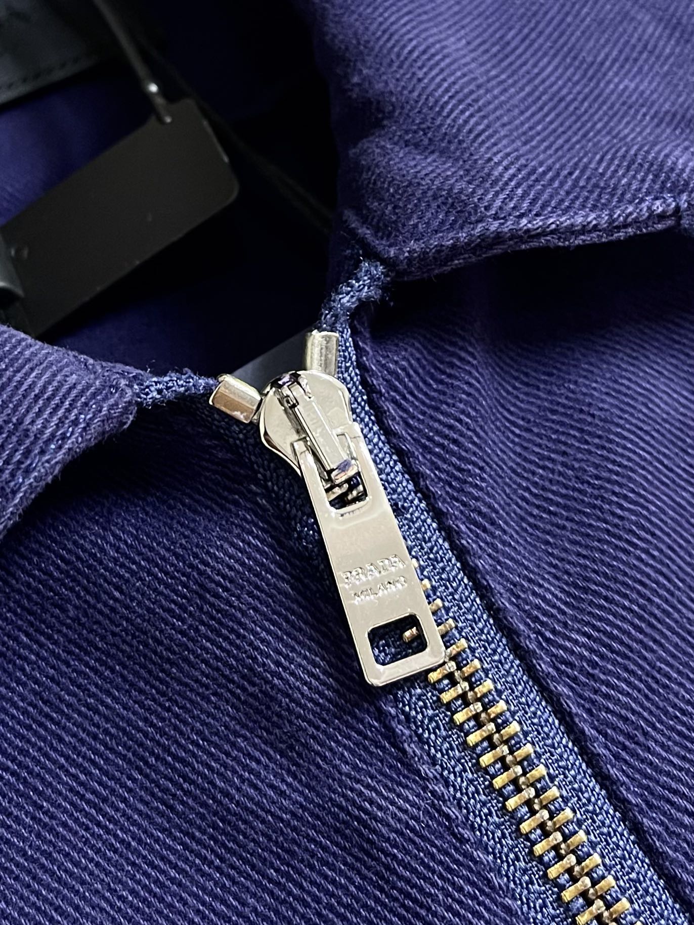 Prada 三角标做旧牛仔夹克，定制纳米品蓝精纺牛仔布 质感上乘柔软坚韧舒适贴肤以品蓝色为底色 高贵而优