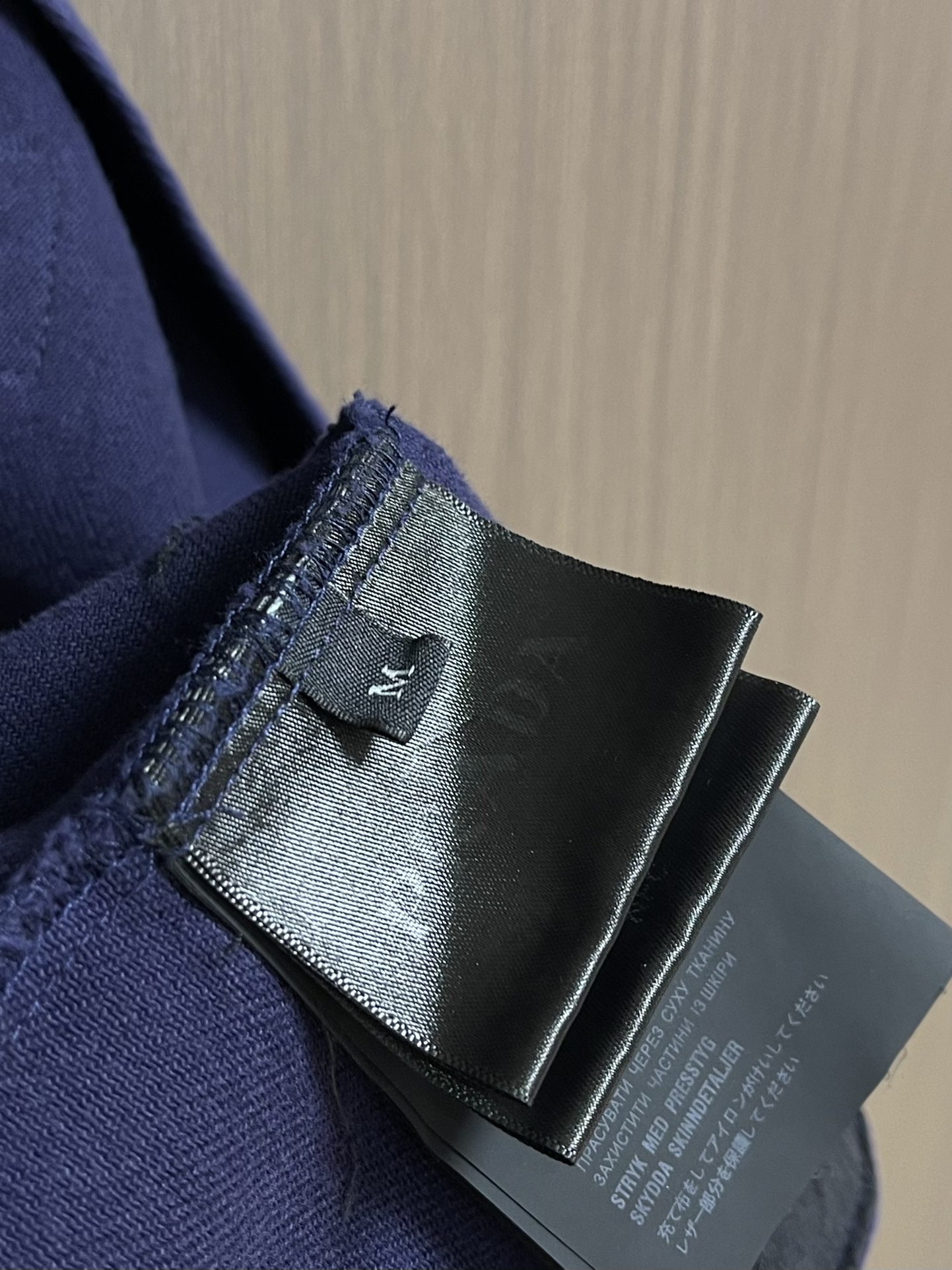 Prada 三角标做旧牛仔夹克，定制纳米品蓝精纺牛仔布 质感上乘柔软坚韧舒适贴肤以品蓝色为底色 高贵而优