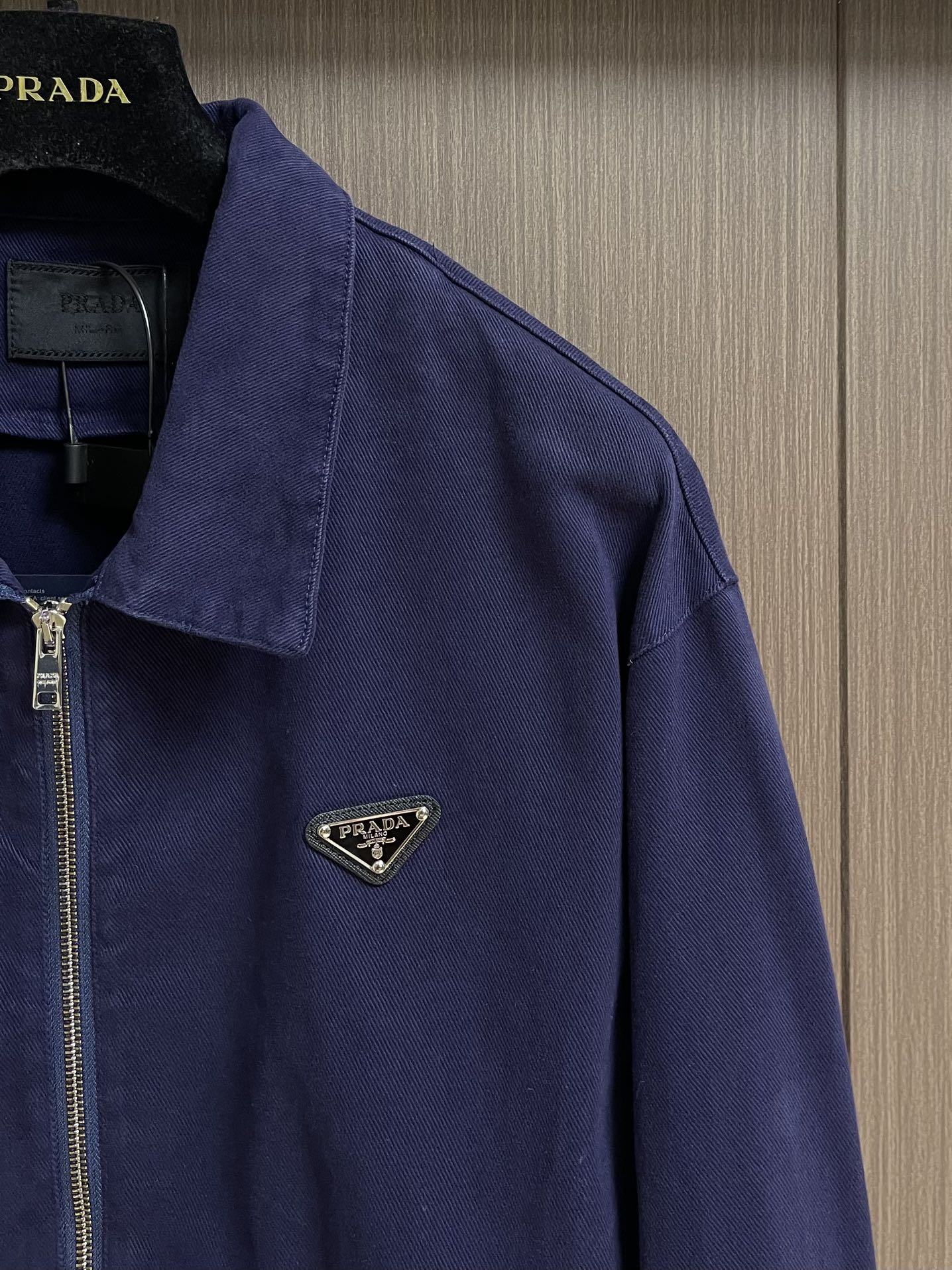 Prada 三角标做旧牛仔夹克，定制纳米品蓝精纺牛仔布 质感上乘柔软坚韧舒适贴肤以品蓝色为底色 高贵而优