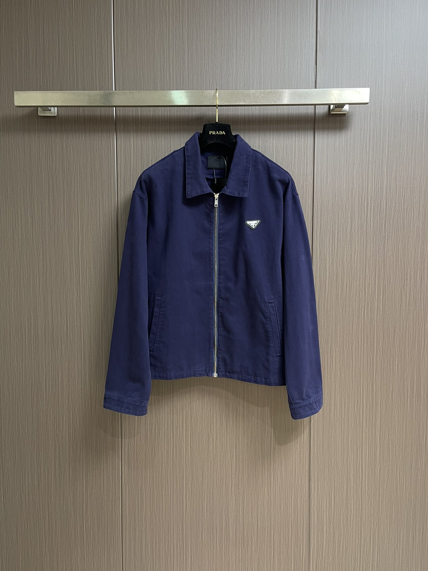 NO:531234,Prada Triangle Mark Old Denim Jacket, Customized Nano-Smurf Smurf Denim, High-quality, Soft and Tough Skin-Fitting Blue as the Base Color, Noble and Elegant Signature Triangle Logo is set on top of the jacket, Low-key but highly recognizable, Old-fashioned and elegant, Encountering the new retro chapter of the jacket, Zipper opening and closing design, injecting a lively atmosphere, resisting glitter with a simplicity, embracing diversity with a versatile attitude, using imported special aircraft infrared positioning 'Prada Triangle Mark' position is more accurate, firm and solid, template machine opens bags, preset templates to guide the position of the bags, shape and size, accuracy ensures the quality of the bag opening effect, wash water retro and old, and washes through special solutions, removes stains and slight fading, fades through strong washing, making the color more uniform, and the workmanship is complex  High loss. Size S-XL, prada, jackets & coats, alexander wang19860909Prada 三角标做旧牛仔夹克,定制纳米品蓝精纺牛仔布 质感上乘柔软坚韧舒适贴肤以品蓝色为底色 高贵而优雅标志性三角形徽标镶嵌在夹克之上 低调却极具辨识度 做旧雅韵 邂逅夹克复古新章,拉链开合设计 注入灵动气息 以简洁之姿抵御浮华 用百搭之态拥抱多元,采用进口专机红外线定位'Prada三角标'位置更为精准 牢固结实,模版机开袋 预设的模板来指导开袋的位置 形状和大小 精确性确保了开袋效果质量,洗水复古做旧 通过特制溶液 去除污渍且轻微的褪色 通过强烈的洗涤方式来褪色 使其颜色更为均匀 做工复杂 损耗高.尺码S-XL,,prada,jackets & coats,alexander wang,Men's clothing