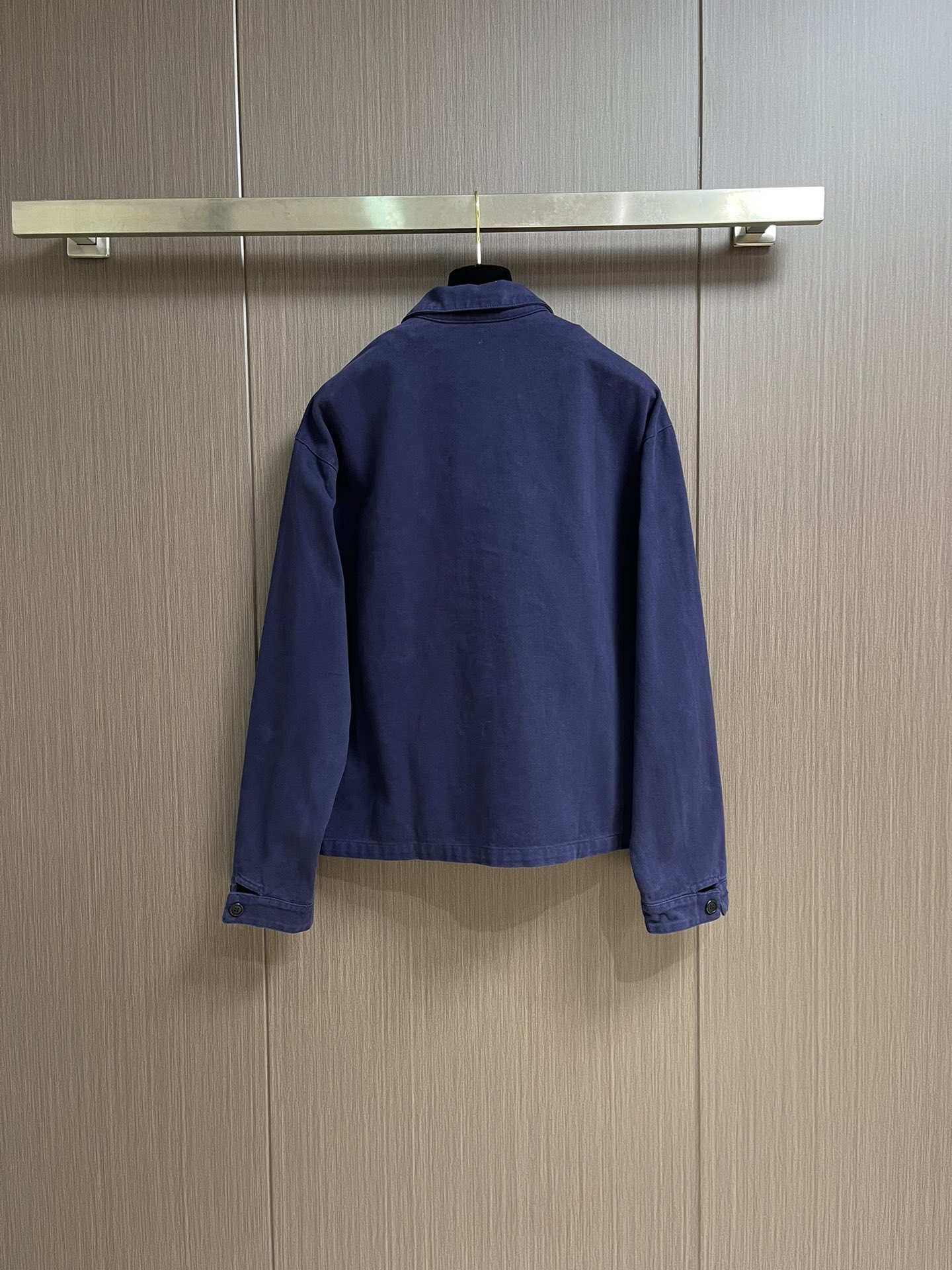 Prada 三角标做旧牛仔夹克，定制纳米品蓝精纺牛仔布 质感上乘柔软坚韧舒适贴肤以品蓝色为底色 高贵而优