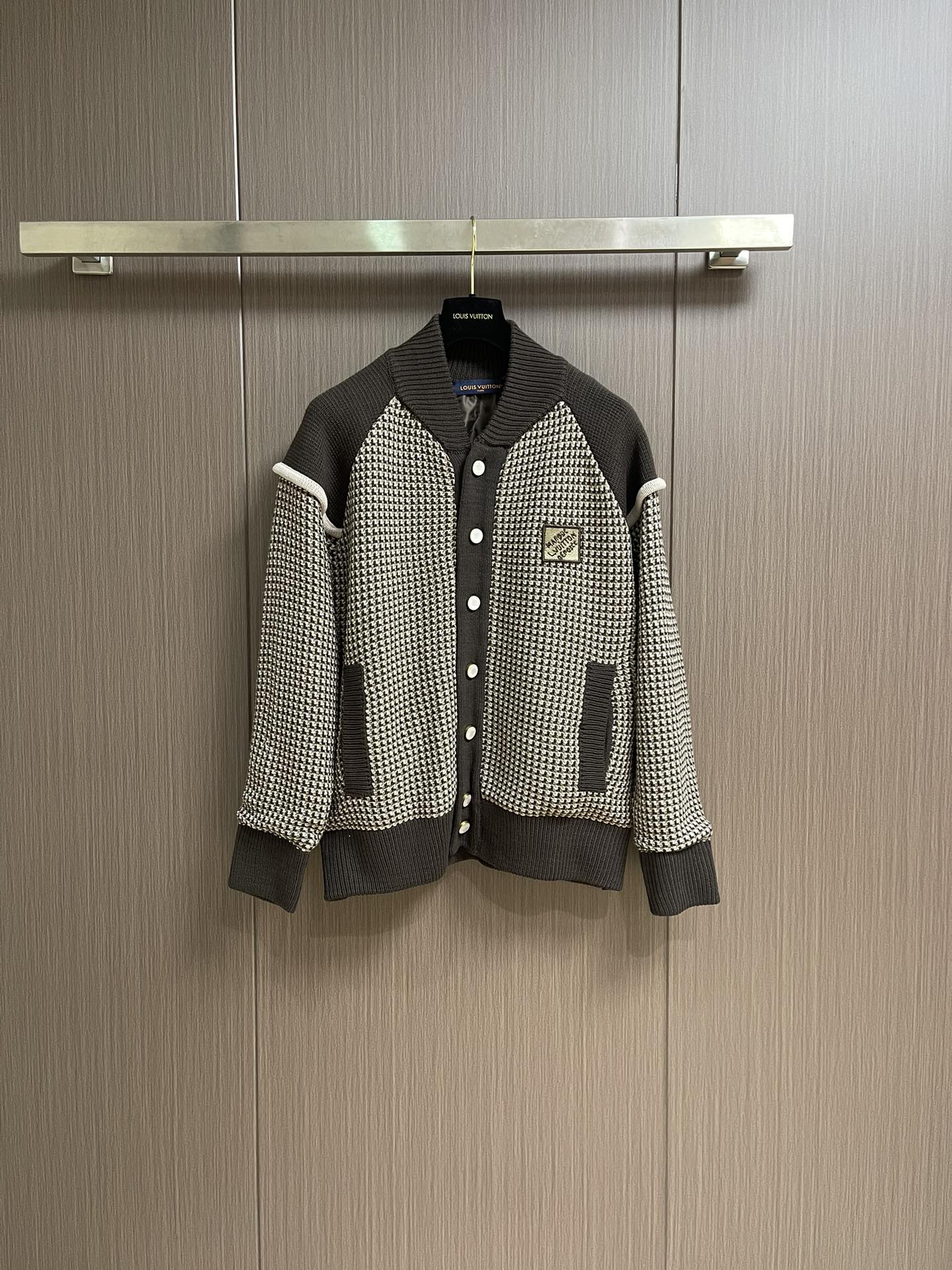 NO:531231,LV jacquard 3D pilot knitted jacket, the fabric is made of cotton wool and the lining is made of cotton. This model is made of fixed dye wool yarn, beige matching is dyed into the same color of the original, and is woven by imported machines, presenting a 3D jacquard effect. The embroidery uses 3D three-dimensional embroidery, and the chest is embroidered with the original effect according to the brand's signature. The number of needles is about 4,600 stitches, the buttons are made of natural resin pearl buttons, and the bottom is matched with metal seats. This cotton pilot jacket is from the 2025 spring and summer show, and uses a distinctive Stitch jacquard pattern to depict the pocket logo, and then outlines the collar, rotator sleeves and pockets with elegant ribs. Marque L.Vuitton DAeposee patches are decorated with finishing touch details, and the pearlescent buttons are injected into Dandy's atmosphere, making it a good choice for the seasonal overlap. Size S-XL,,louis vuitton, jackets &  coats, jackets & coats,alexander wang19860909LV 提花3D飞行员针织外套,面料采用棉质毛料,内衬采用人棉.该款采用定染毛纱,米白配套染成原版同色,采用进口机器织出,呈现出3D提花效果.刺绣采用3D立体刺绣,胸前按品牌标志性绣出原版效果.针数约为4600针,纽扣采用天然树脂珍珠扣,底部搭配金属坐.本款棉质飞行员夹克出自2025春夏秀场,以鲜明Stitch 提花织纹描摹袖珍 标识,再借典雅罗纹勾勒衣领、连肩袖和口袋.Marque L.Vuitton DAeposee贴饰点睛细节,珠光纽扣注入丹迪气息,成就换季时节的叠搭佳选.尺码S-XL,,louis vuitton,jackets & coats,jackets & coats,alexander wang,Men's clothing