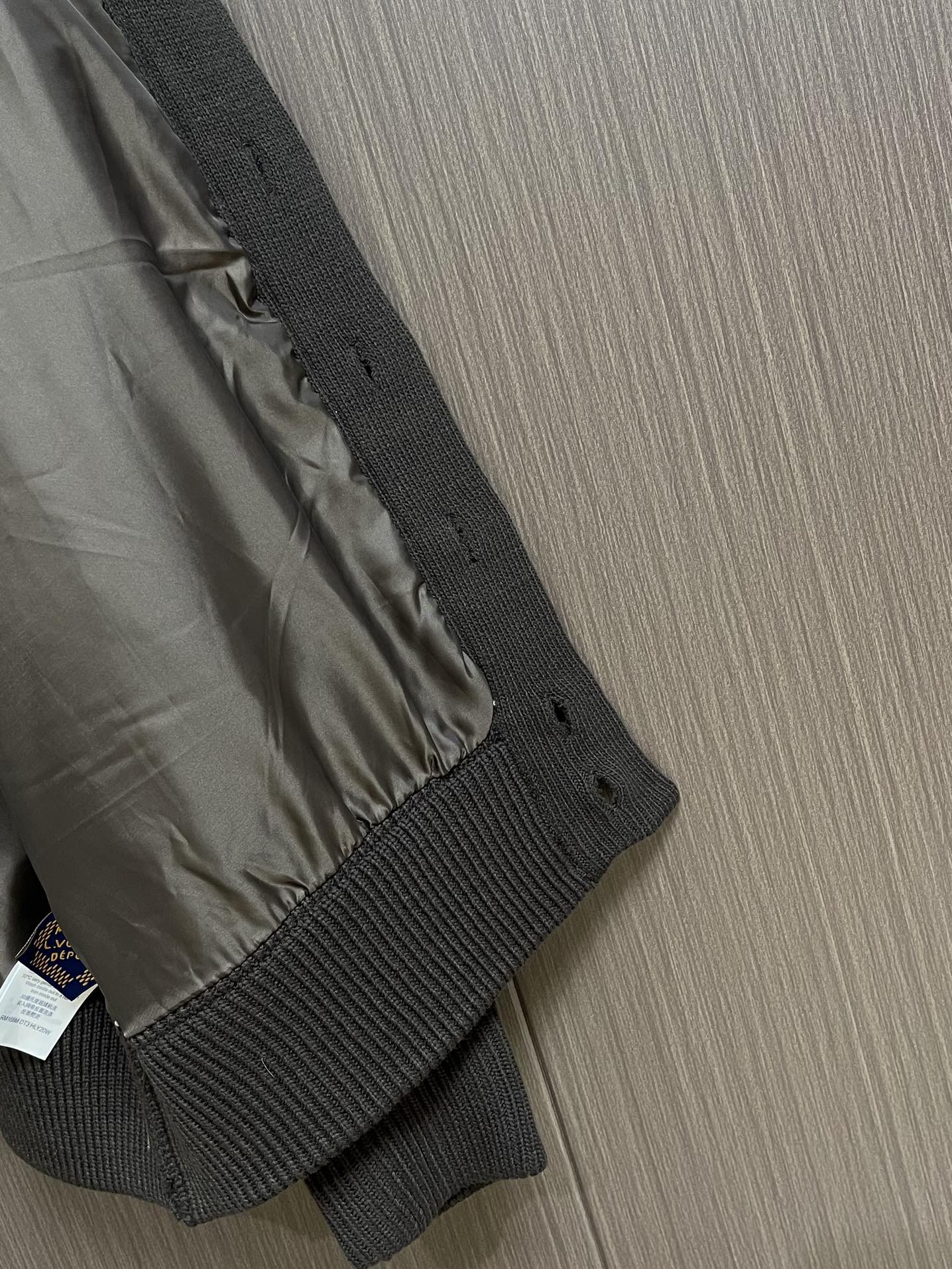 LV 提花3D飞行员针织外套，面料采用100％棉质毛料，内衬采用100％人棉。该款采用定染毛纱，米白配套