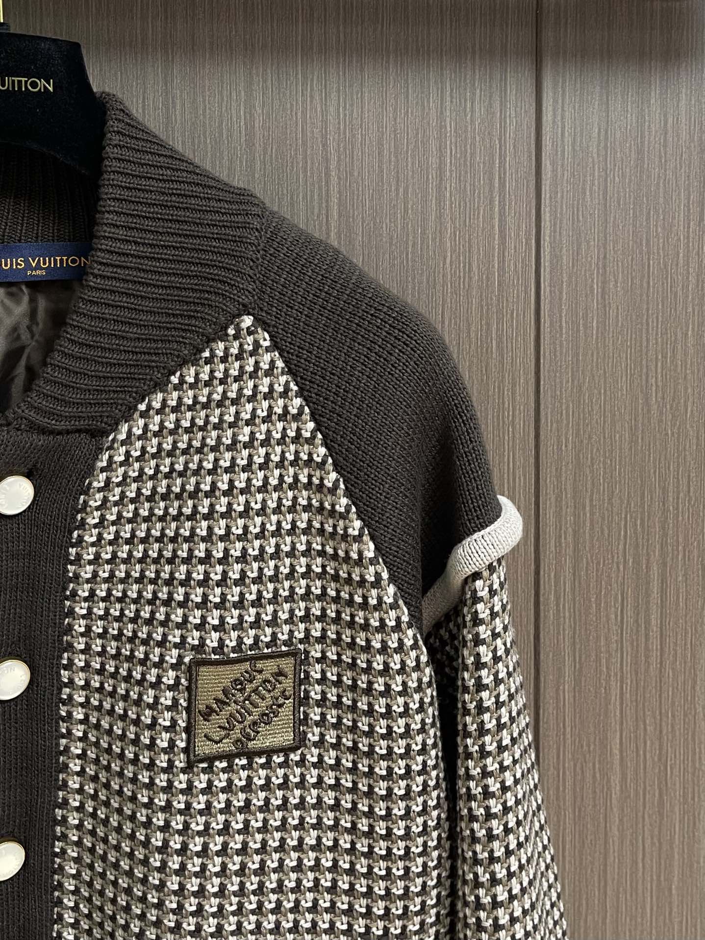 LV 提花3D飞行员针织外套，面料采用100％棉质毛料，内衬采用100％人棉。该款采用定染毛纱，米白配套