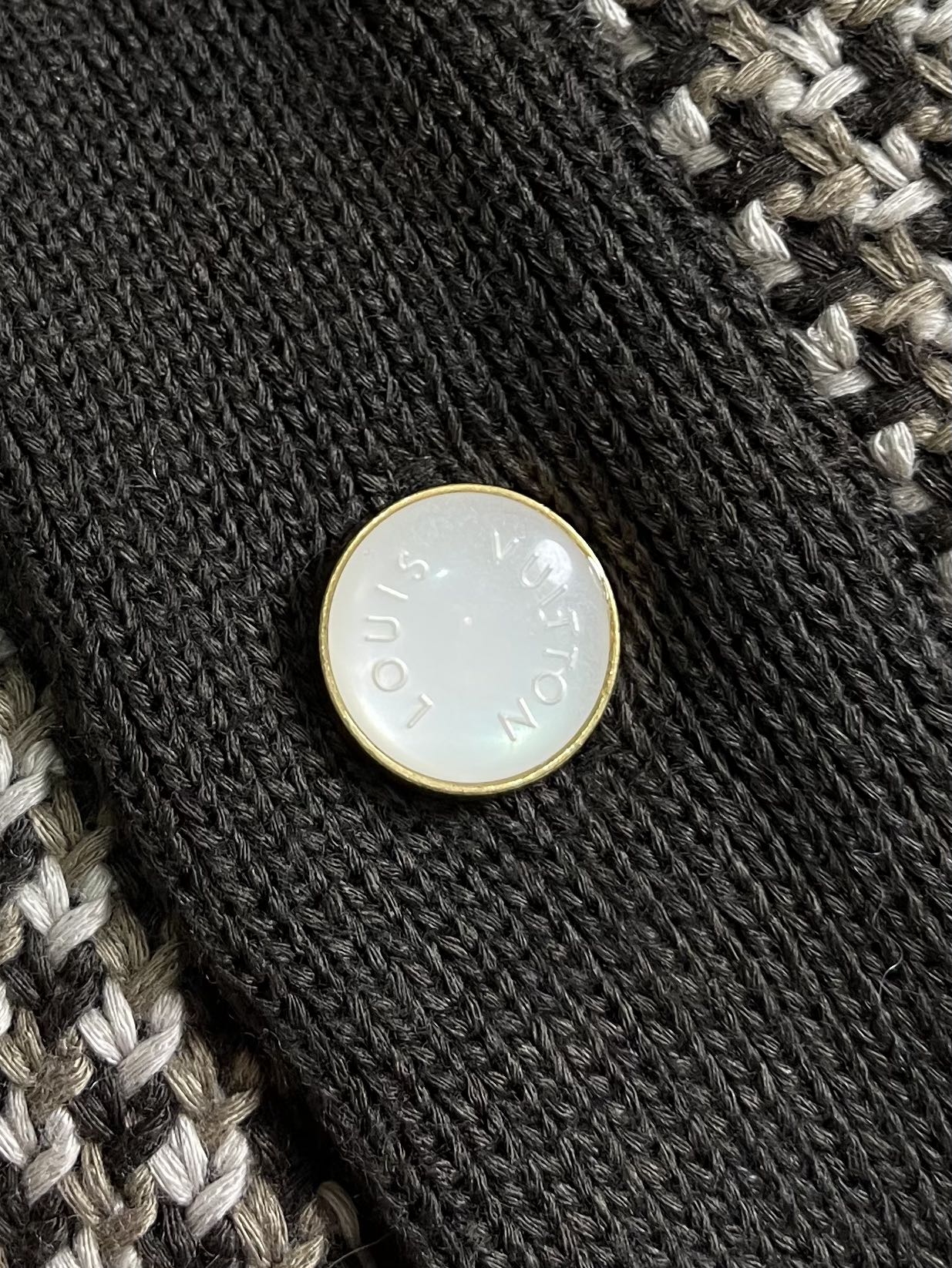 LV 提花3D飞行员针织外套，面料采用100％棉质毛料，内衬采用100％人棉。该款采用定染毛纱，米白配套