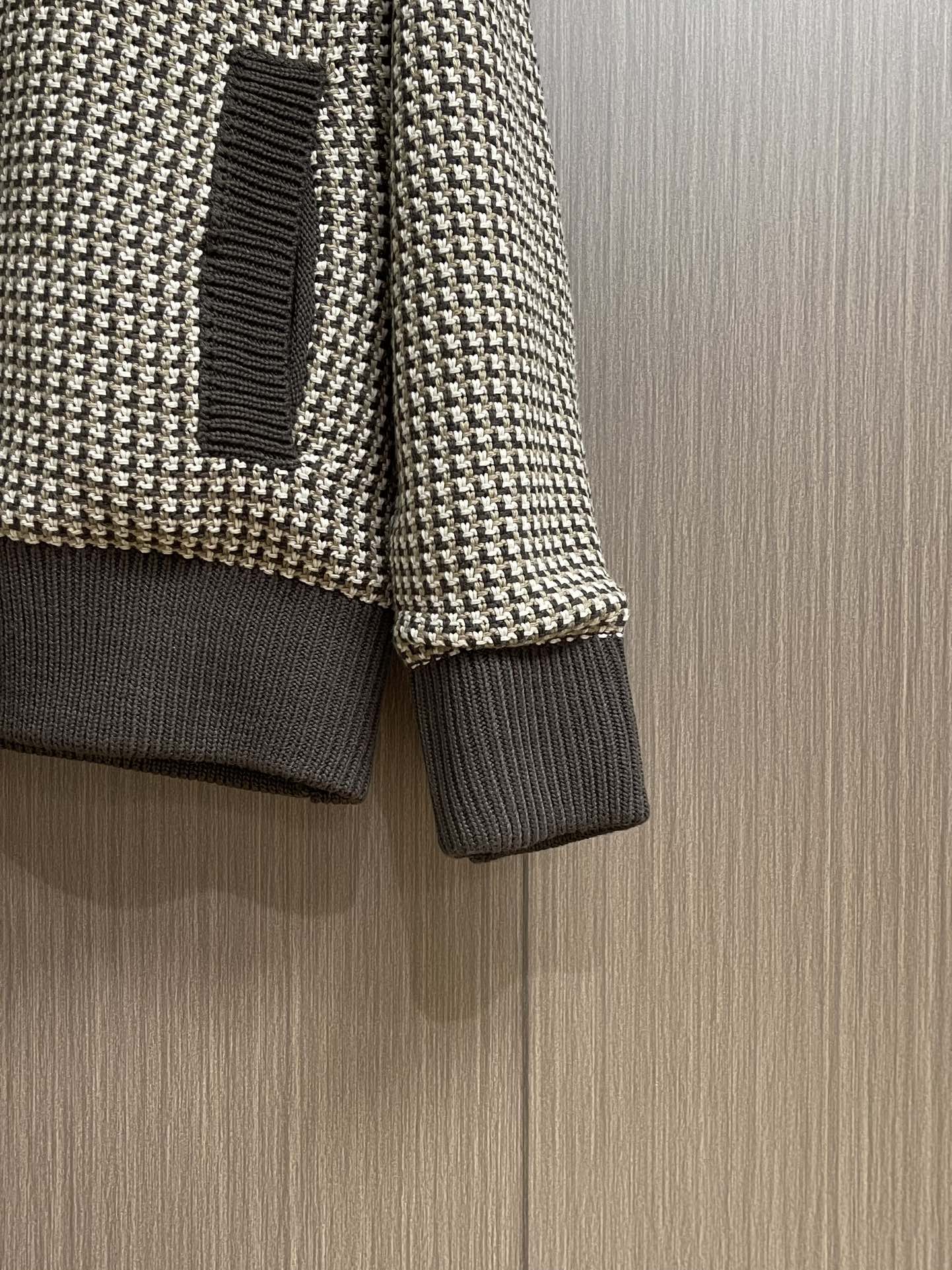 LV 提花3D飞行员针织外套，面料采用100％棉质毛料，内衬采用100％人棉。该款采用定染毛纱，米白配套