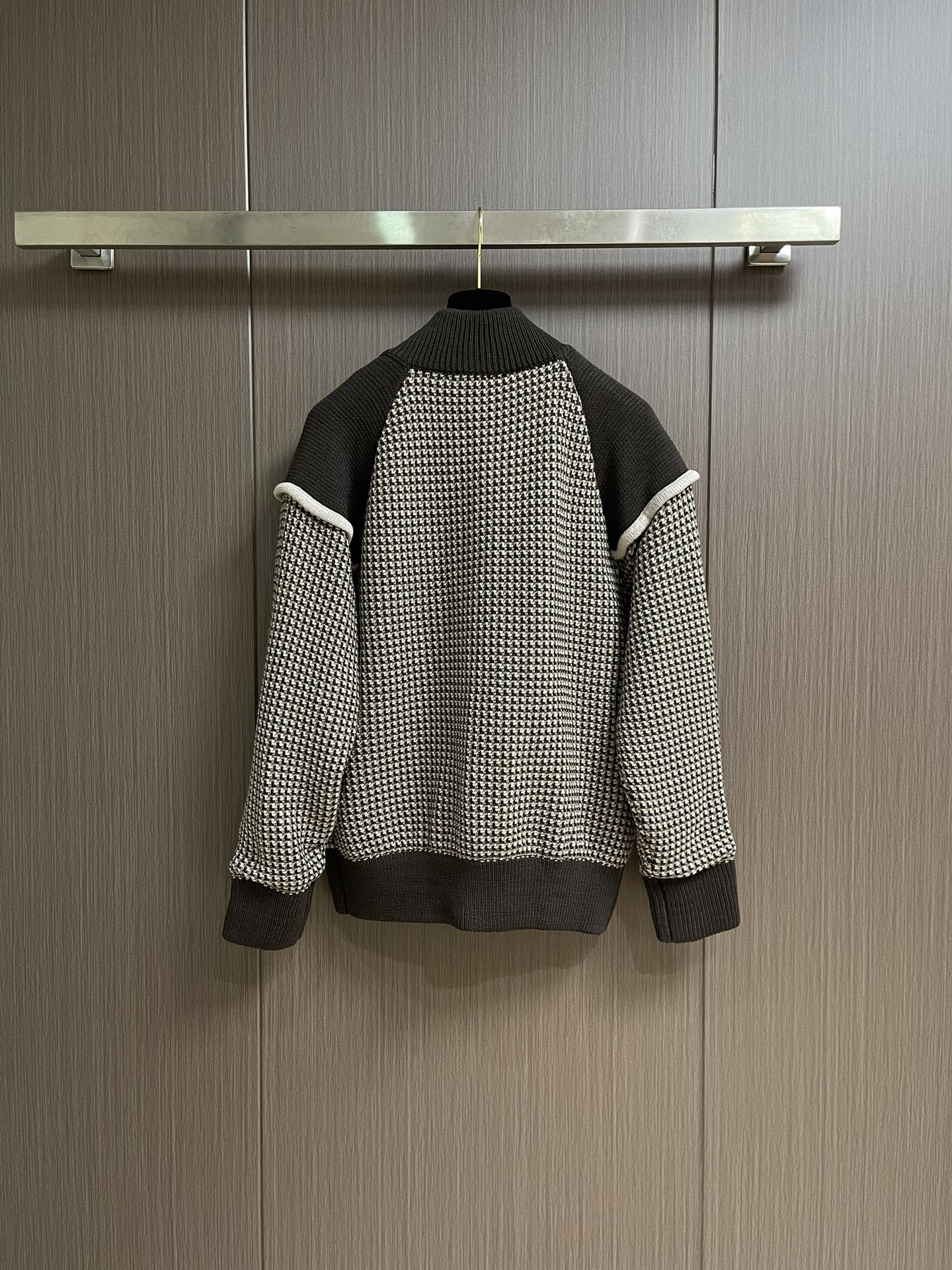 LV 提花3D飞行员针织外套，面料采用100％棉质毛料，内衬采用100％人棉。该款采用定染毛纱，米白配套