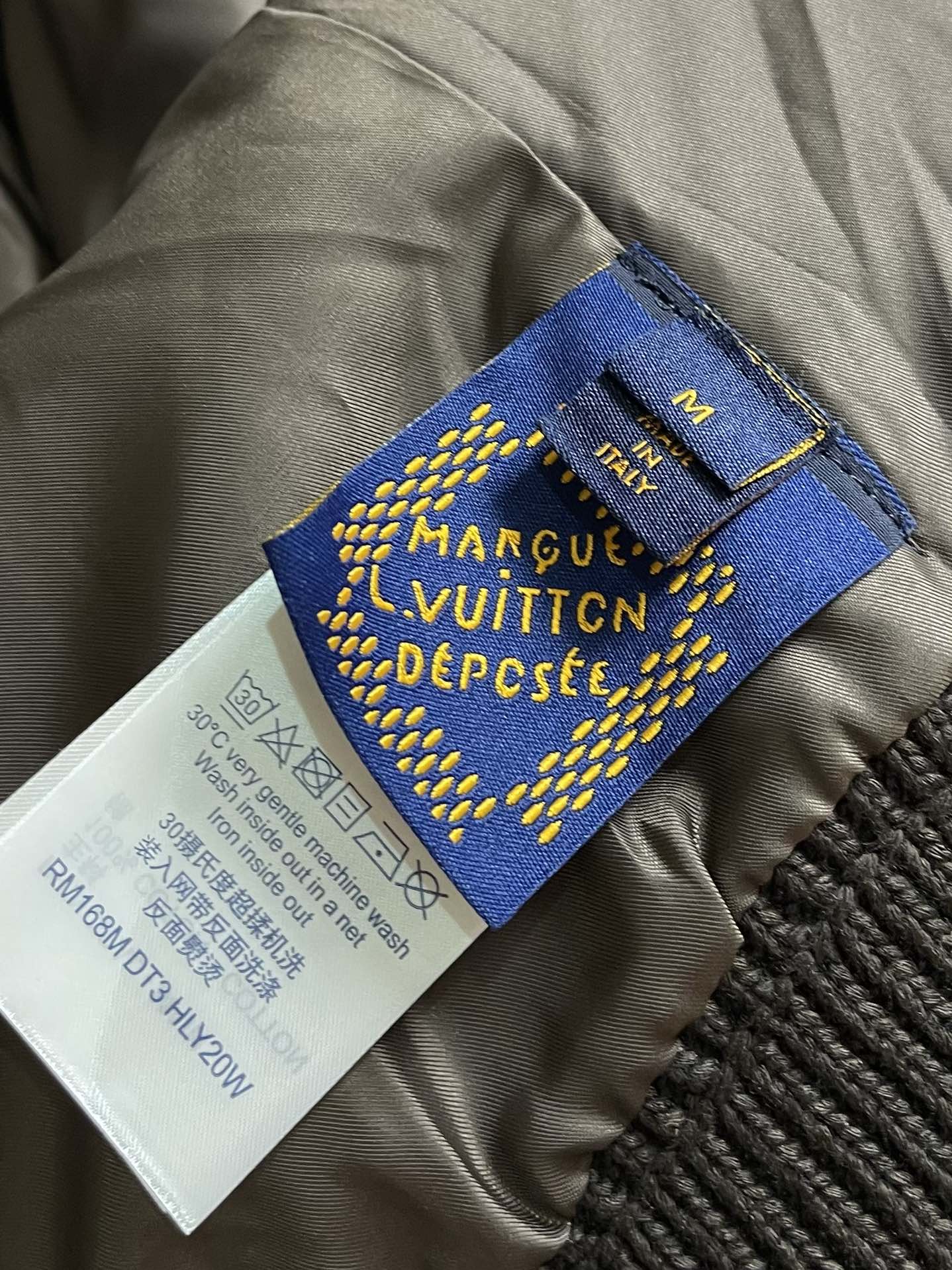 LV 提花3D飞行员针织外套，面料采用100％棉质毛料，内衬采用100％人棉。该款采用定染毛纱，米白配套