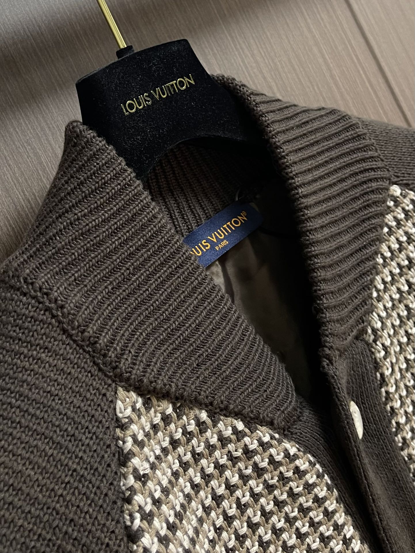 LV 提花3D飞行员针织外套，面料采用100％棉质毛料，内衬采用100％人棉。该款采用定染毛纱，米白配套